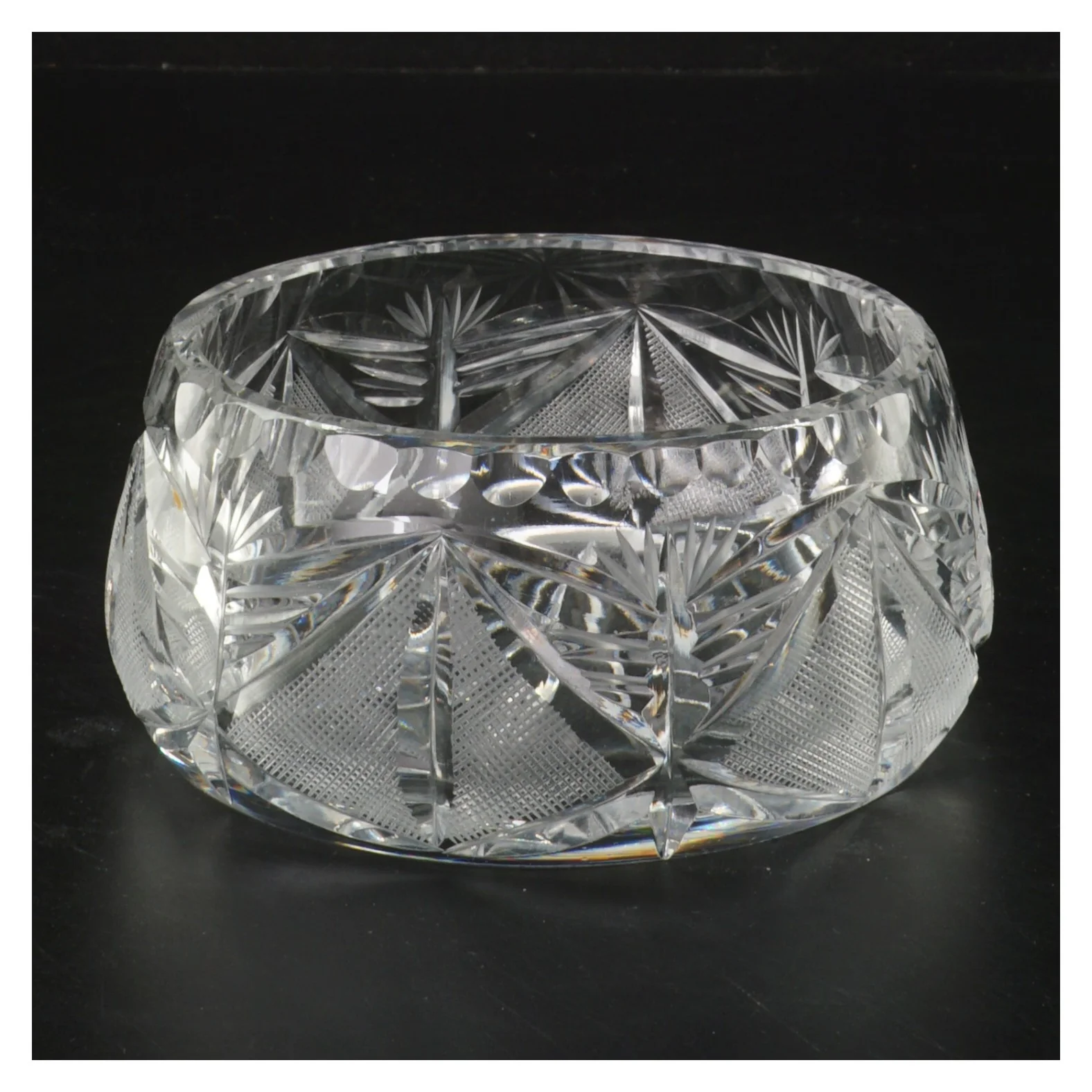 Krystalskål med mønster (str. Ø 13x h 6 cm)