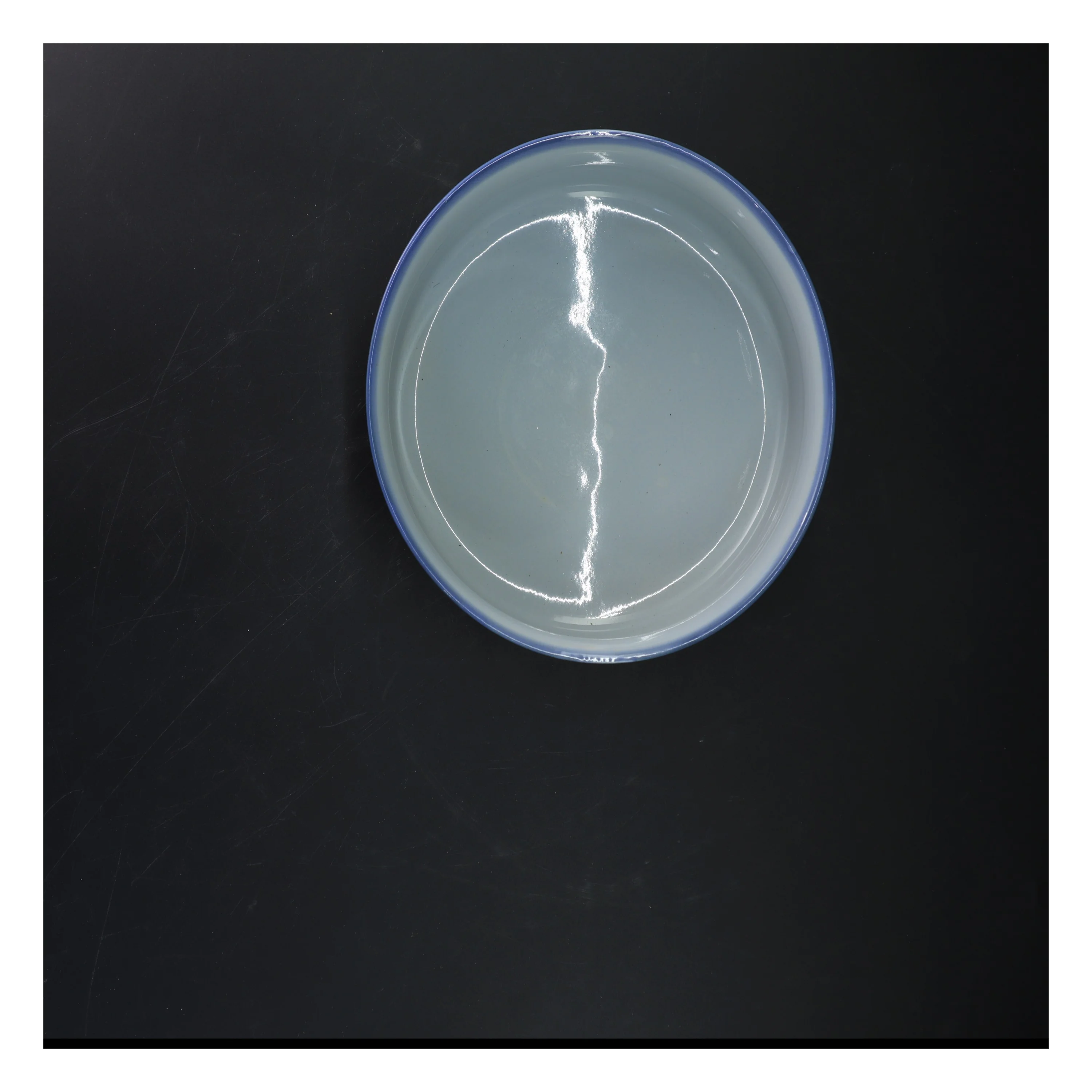 Hvid keramisk skål med blå kant (str. Ø 20,5 cm)