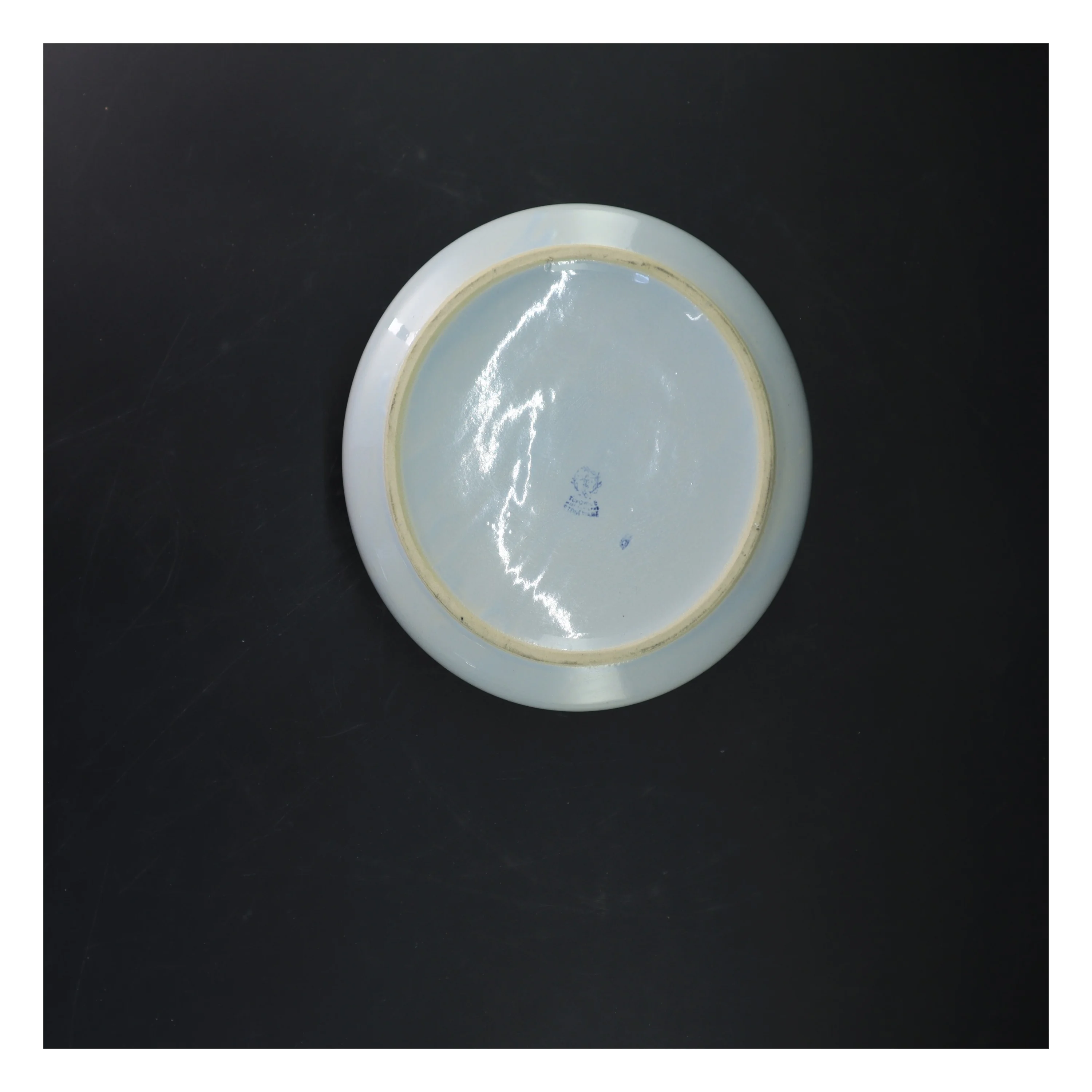 Hvid keramisk skål med blå kant (str. Ø 20,5 cm)