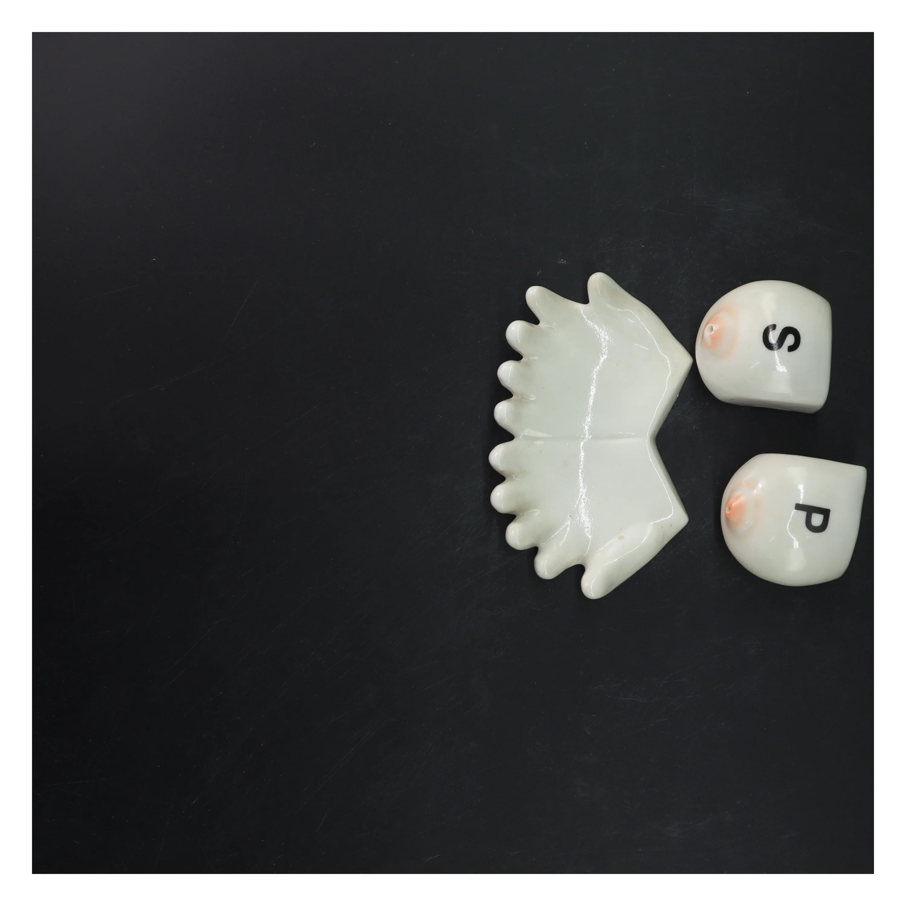 Sæt med salt- og peberbøsser (str. 14x9 cm)