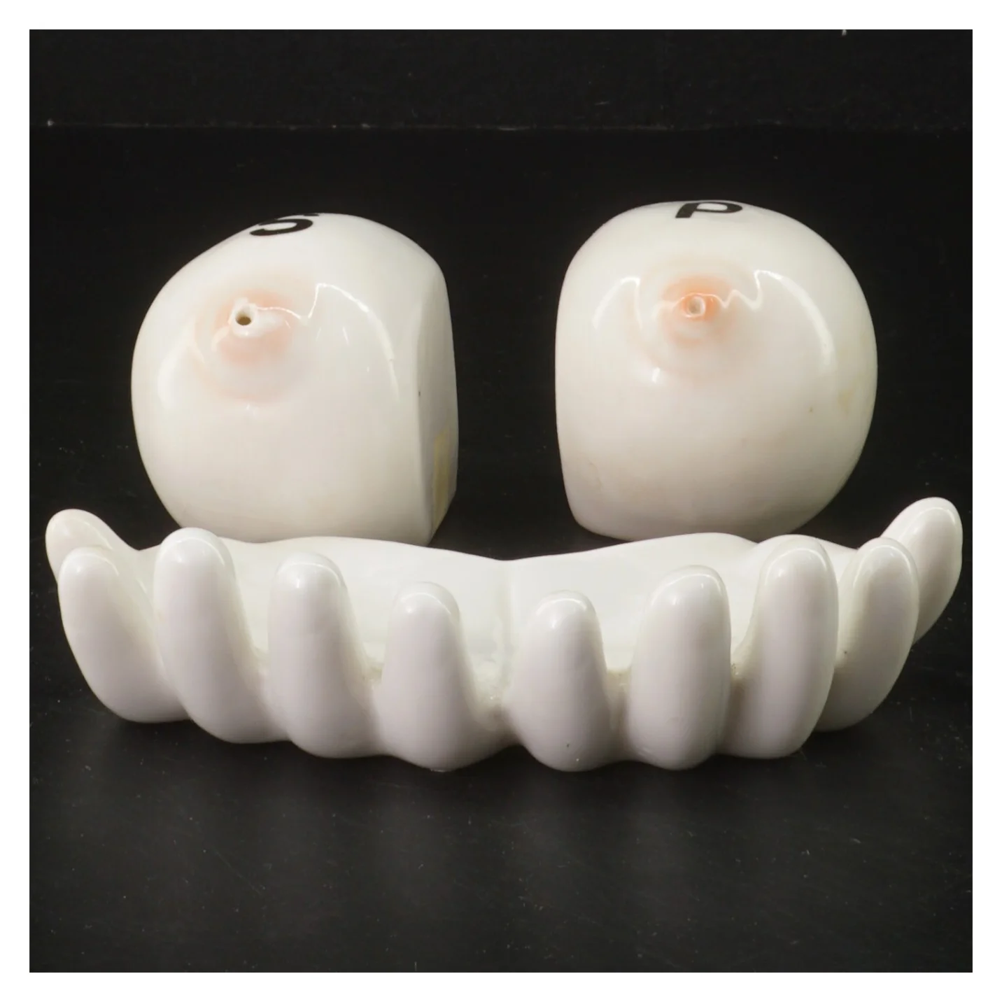 Sæt med salt- og peberbøsser (str. 14x9 cm)