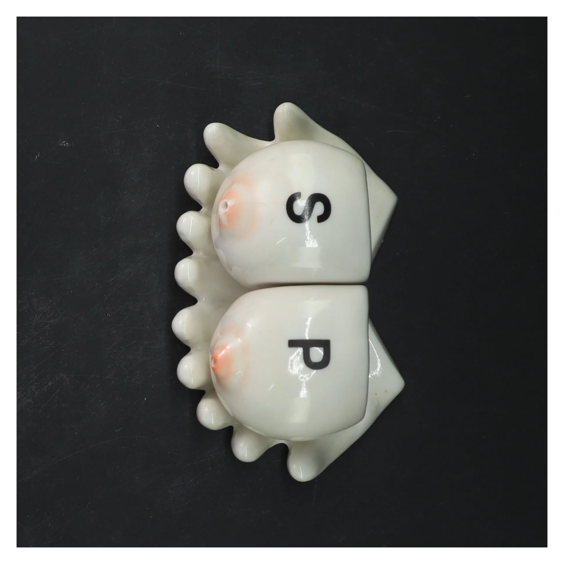 Sæt med salt- og peberbøsser (str. 14x9 cm)