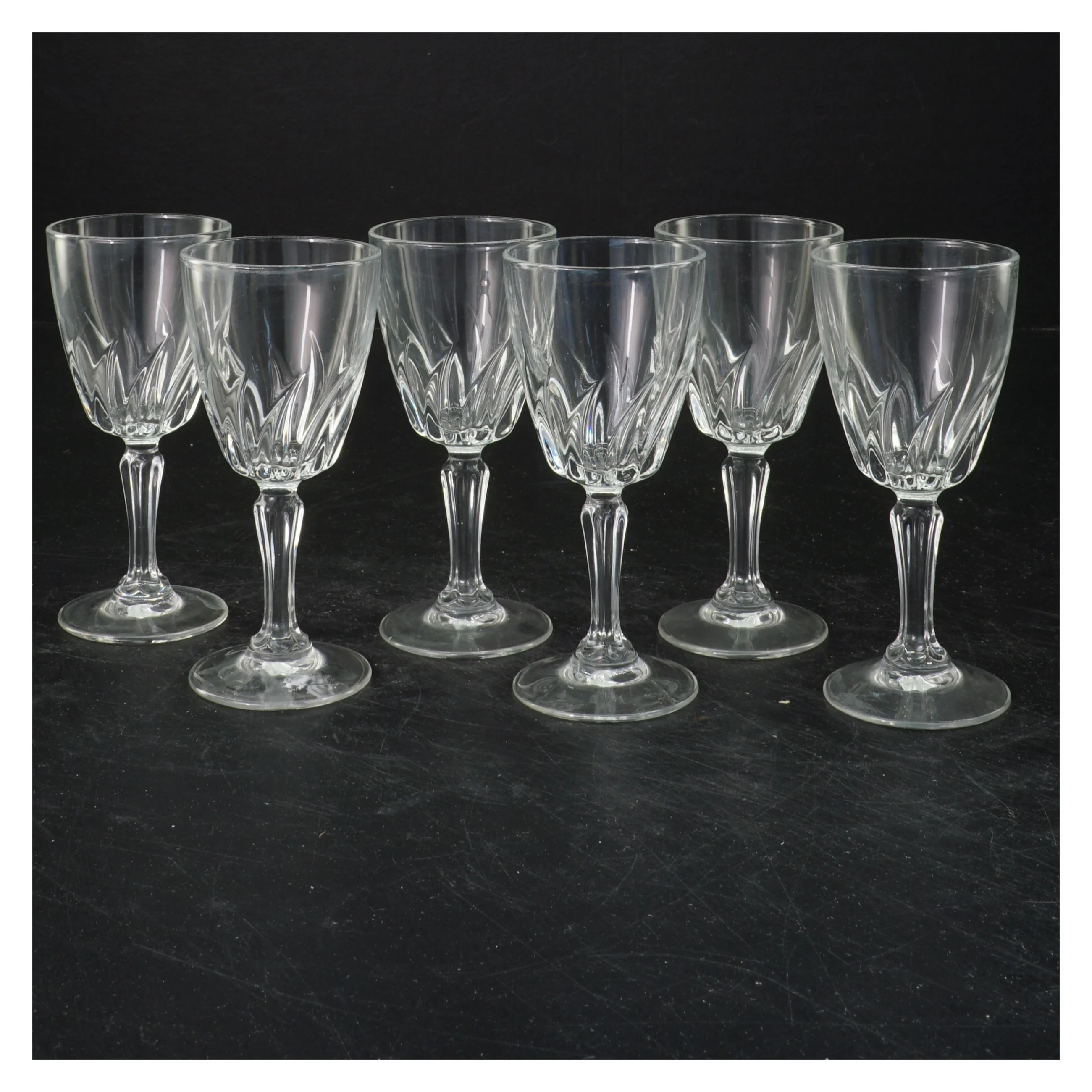 Sæt med seks vinglas (str. 11x4,5 cm)