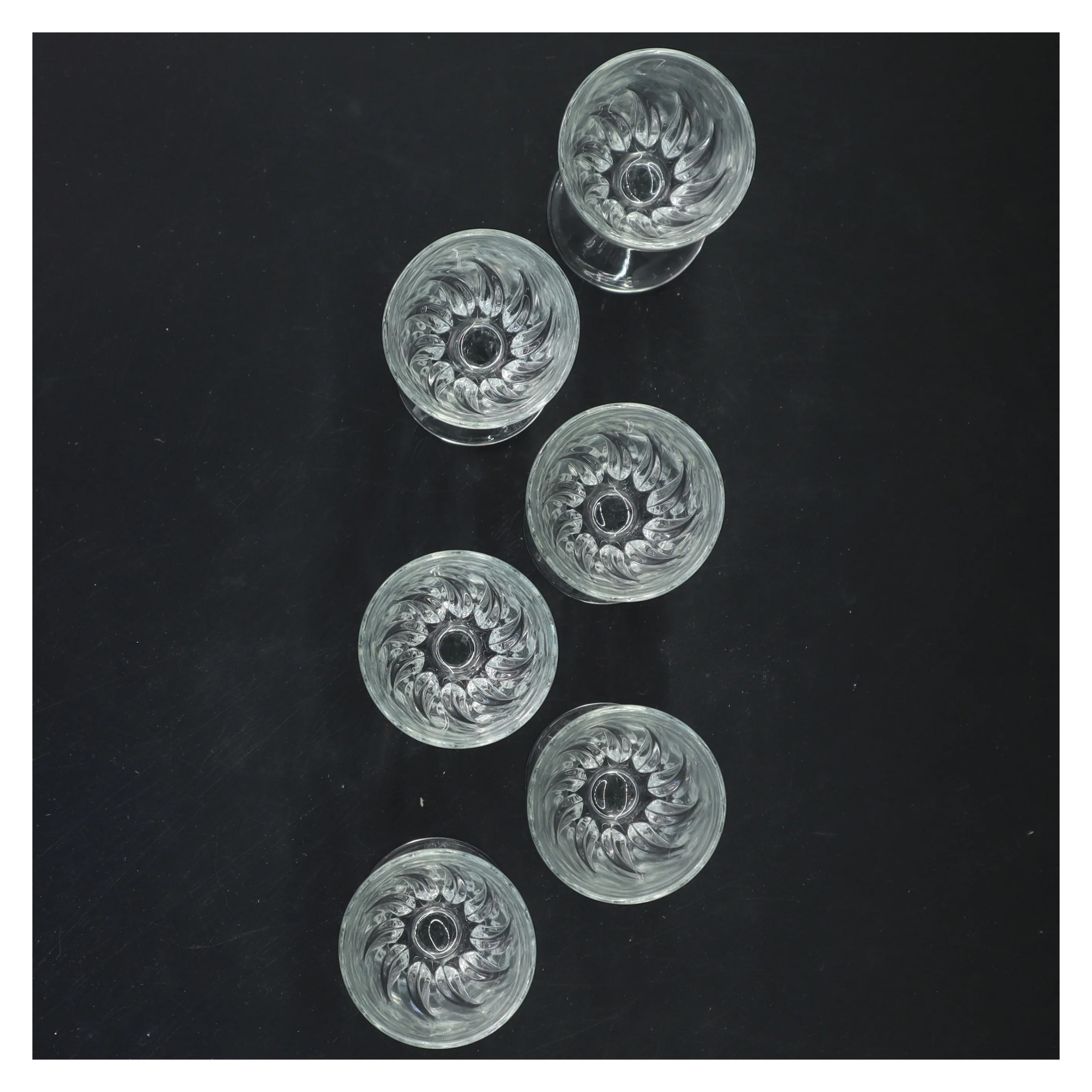 Sæt med seks vinglas (str. 11x4,5 cm)