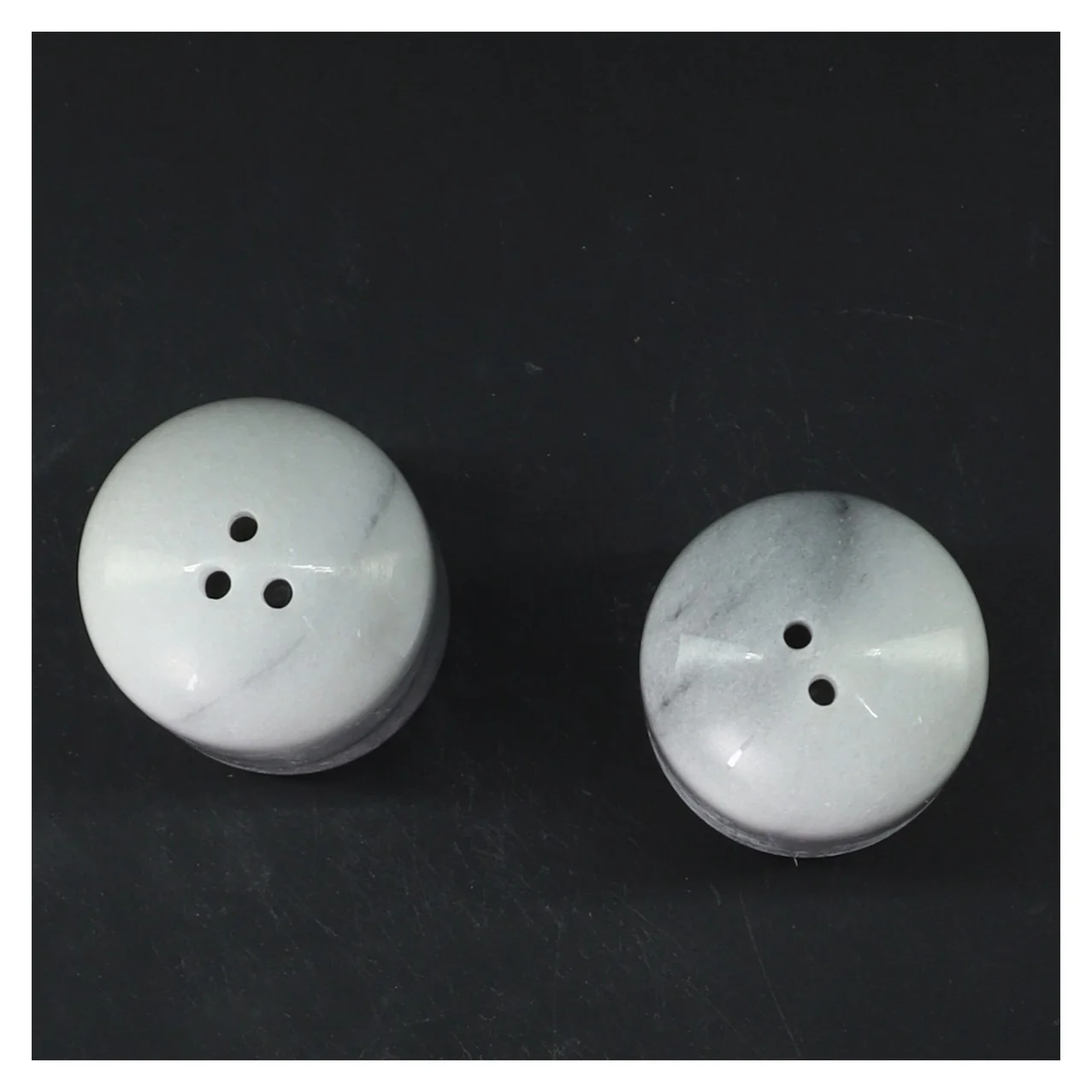 Salt- og pebersæt i marmor (str. 7,5 cm)