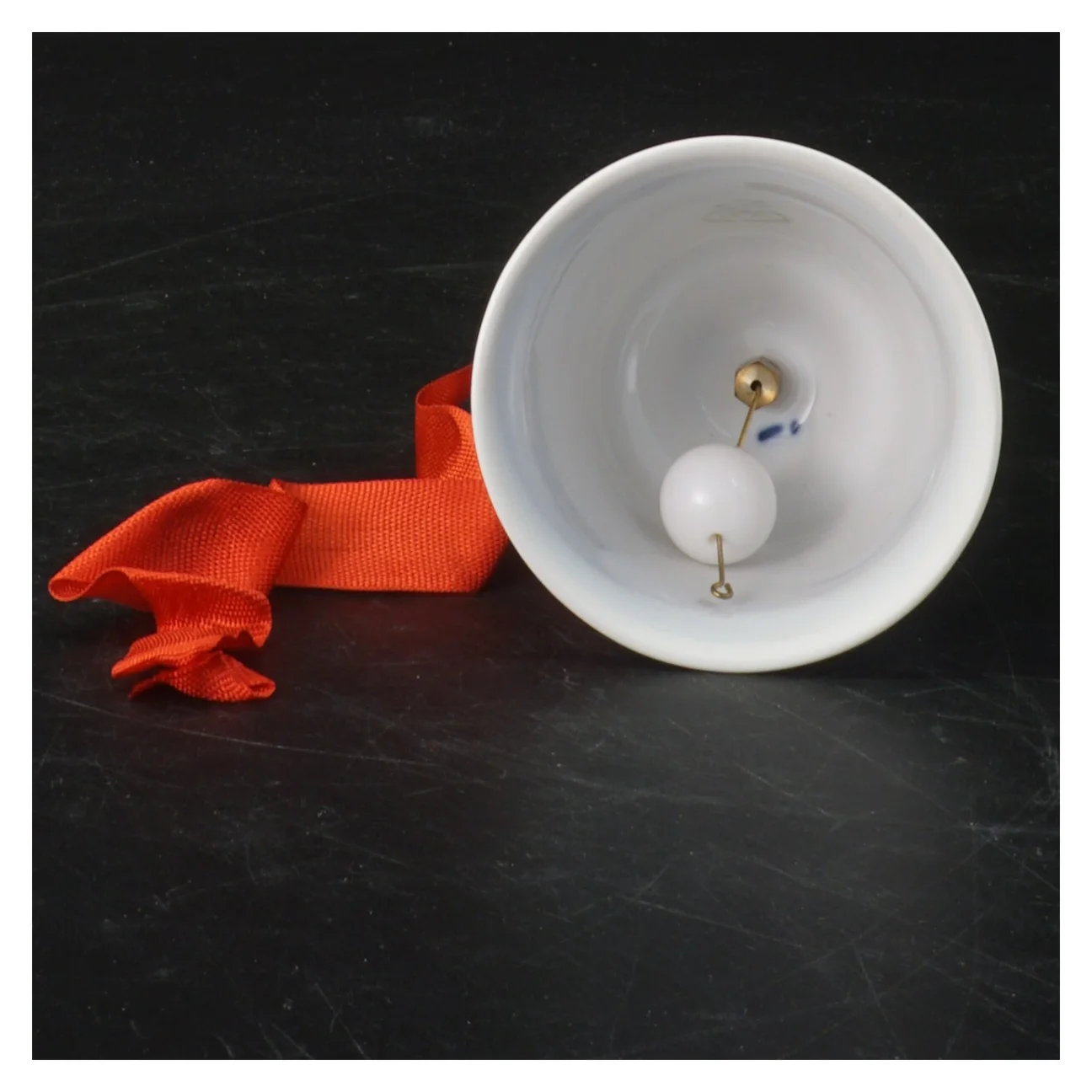 Porcelænsklokke med rød snor fra B&G (str. 8x7 cm)