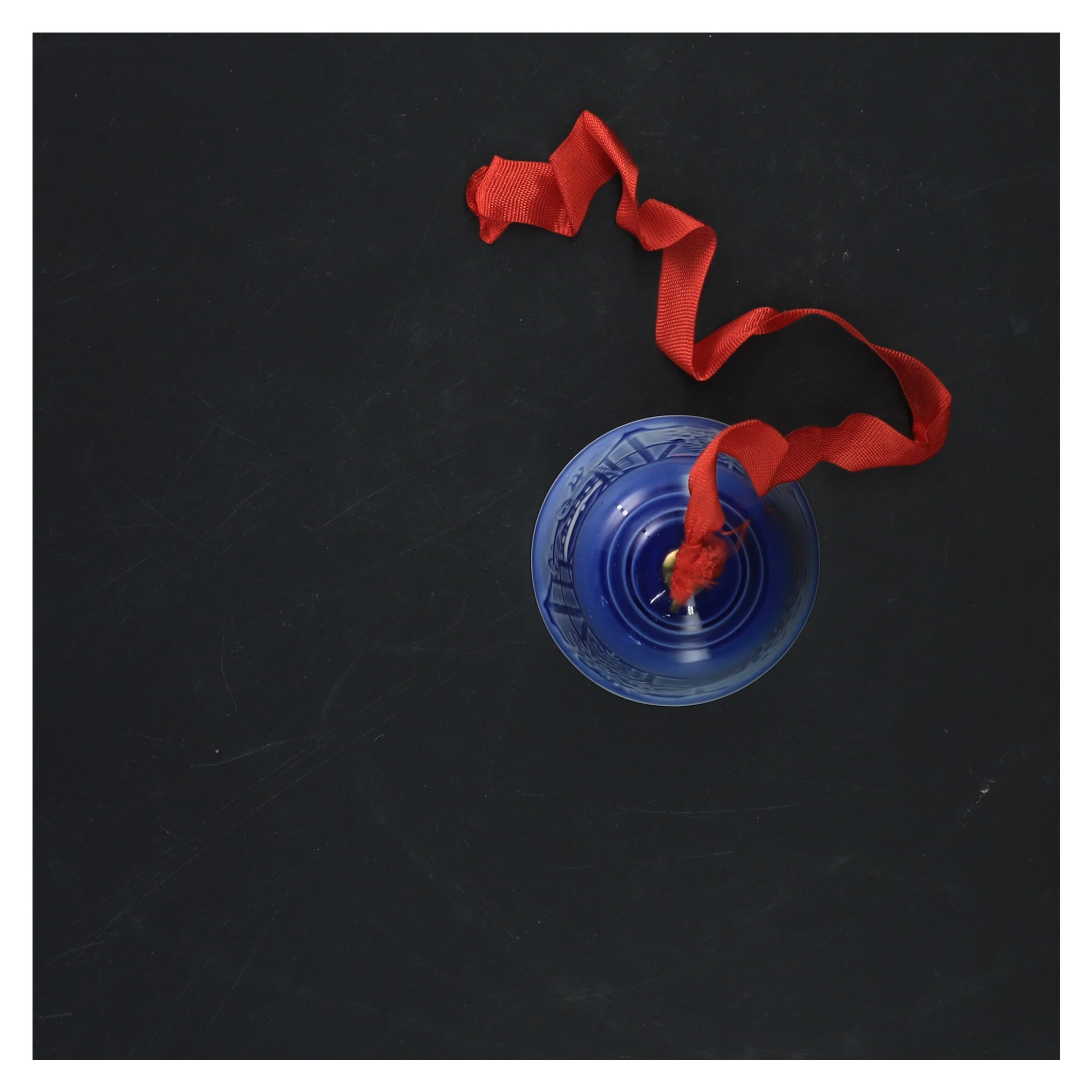 Porcelænsklokke med rød snor fra B&G (str. 8x7 cm)