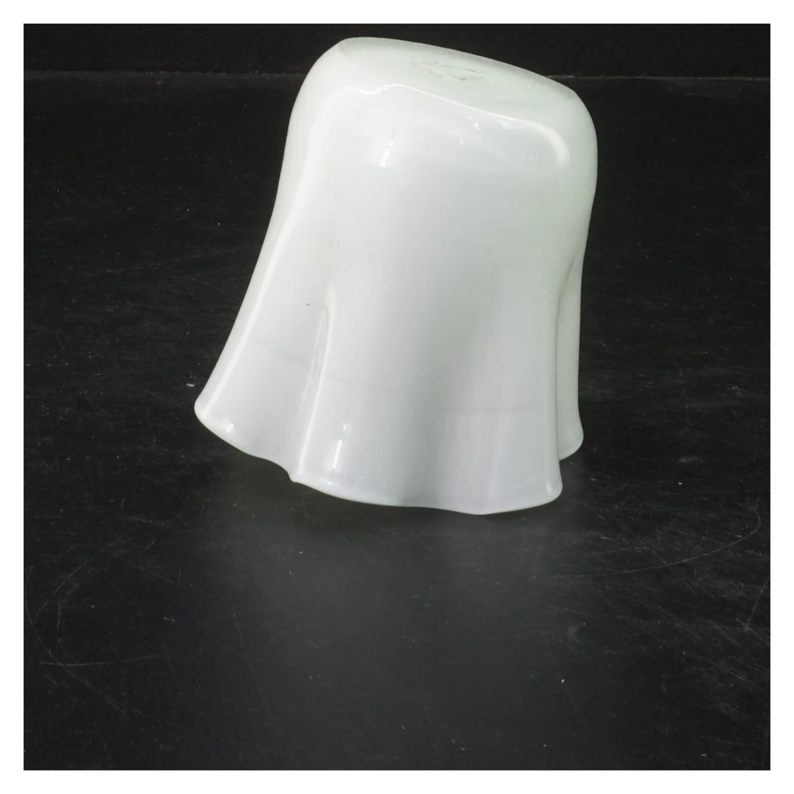 Hvid glasvase (str. 9 cm)