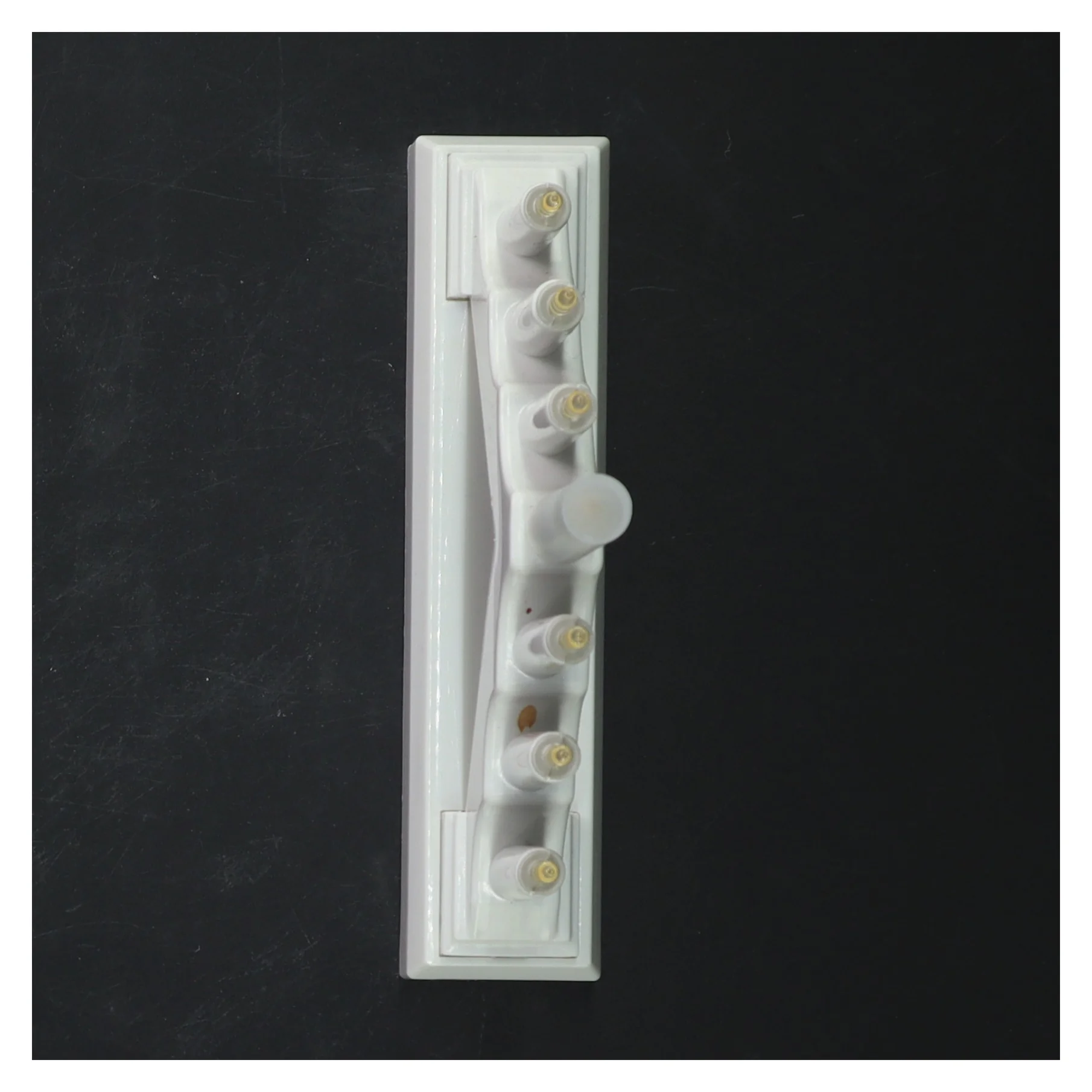 Hvid LED lysestage fra Nowel (str. 13x15,5x,5 cm)