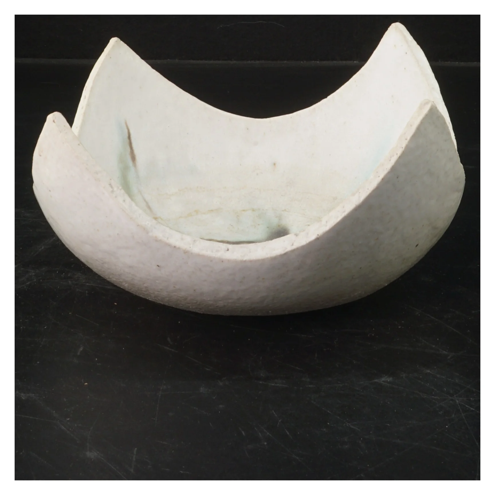 Keramisk skål med abstrakt design (str. 16,5x16,5 cm)