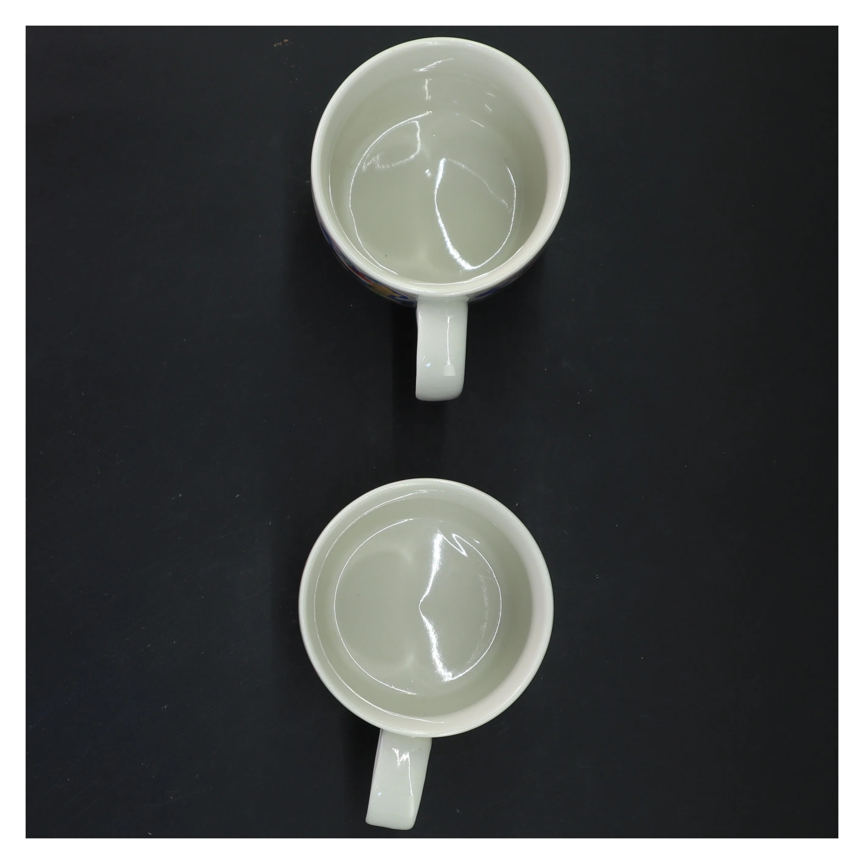 Keramiske krus med kunstnerisk motiv (str. Ø 8,5x8 cm)