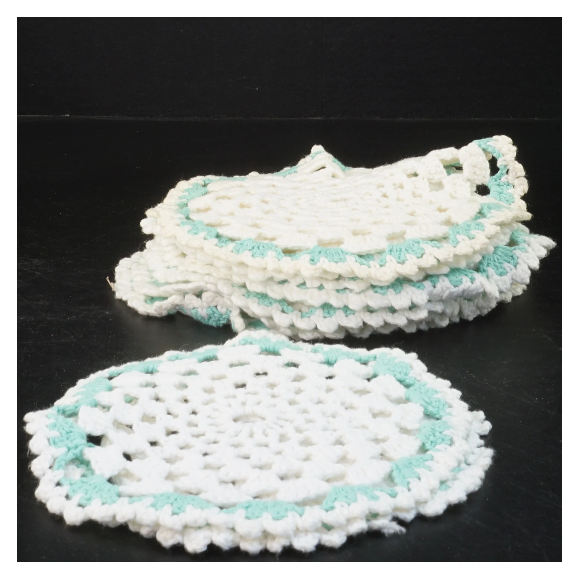 Sæt af hæklede bordskånere (str. Ø 16&ø19 cm)