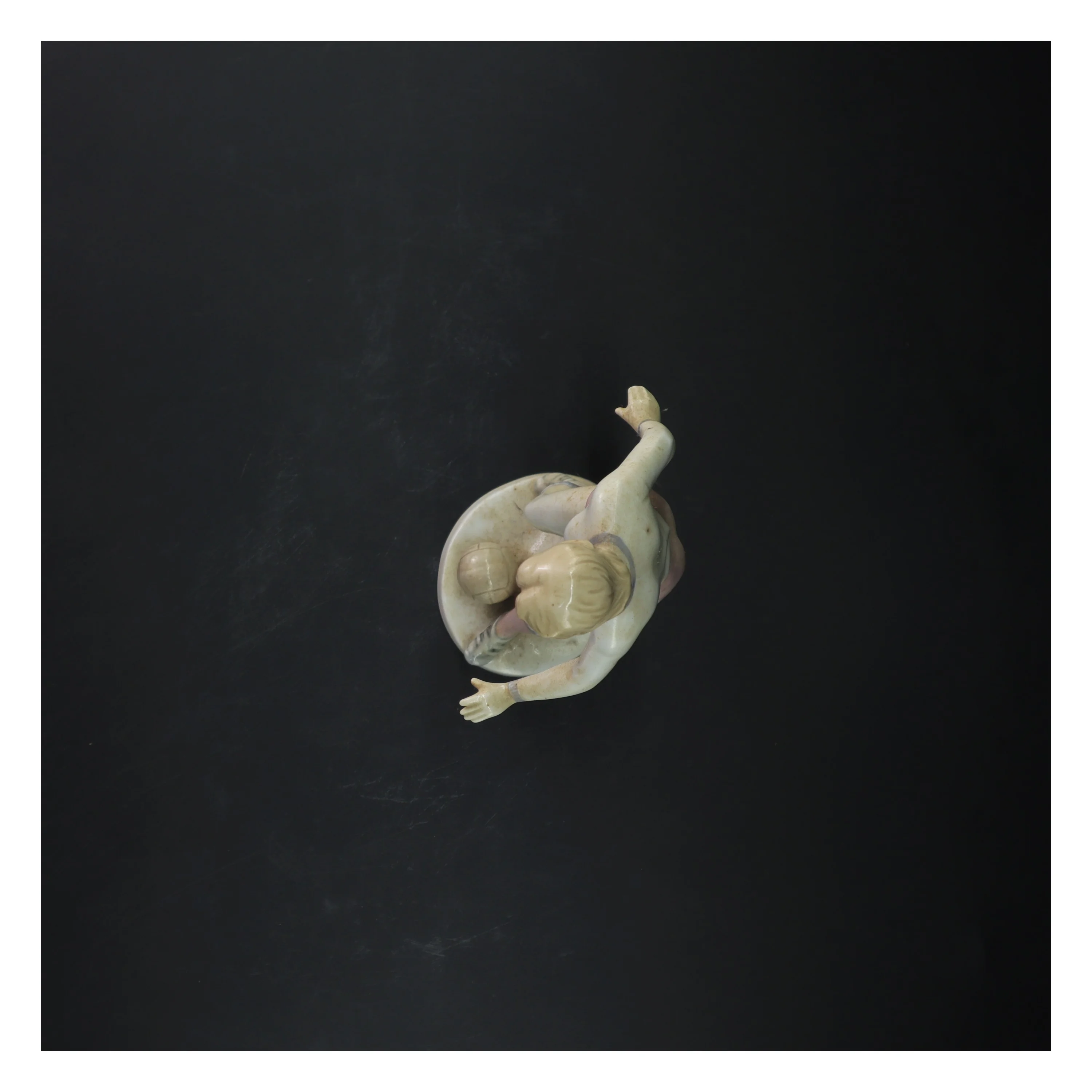 Porcelænsfigur af fodboldspiller (str. 22 cm)