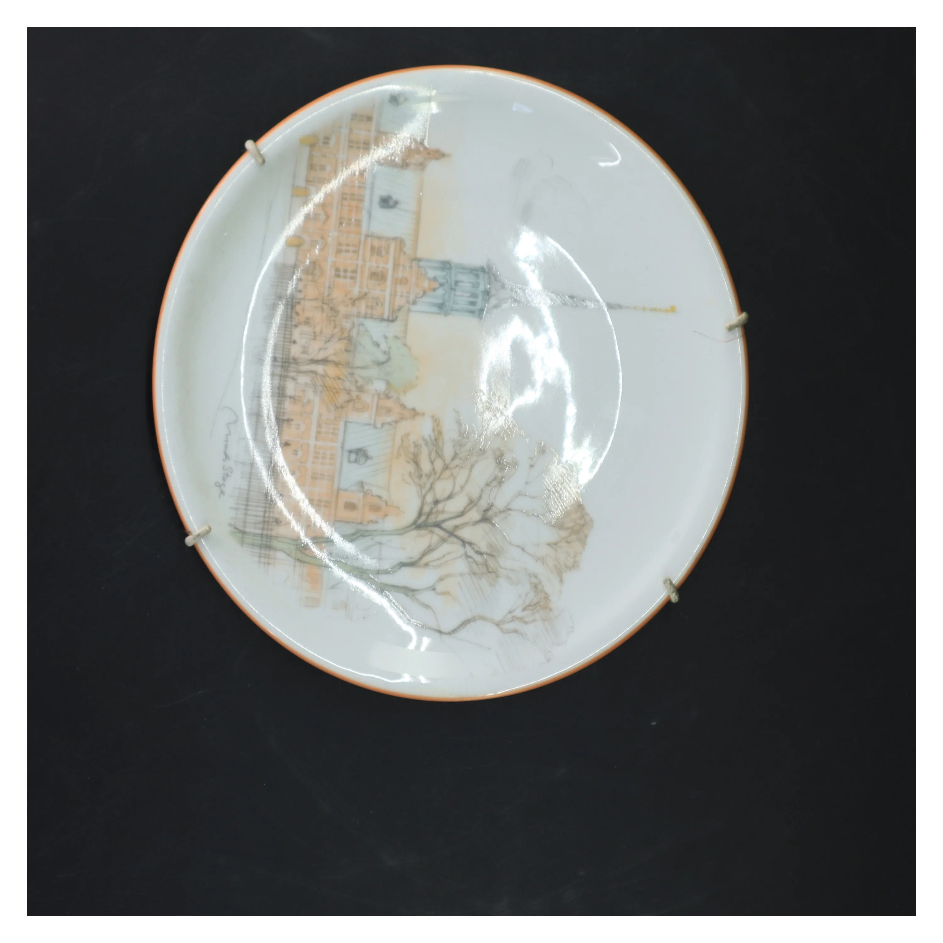Dekorativ porcelænsfad med bygningmotiv (str. Ø 21,5 cm)