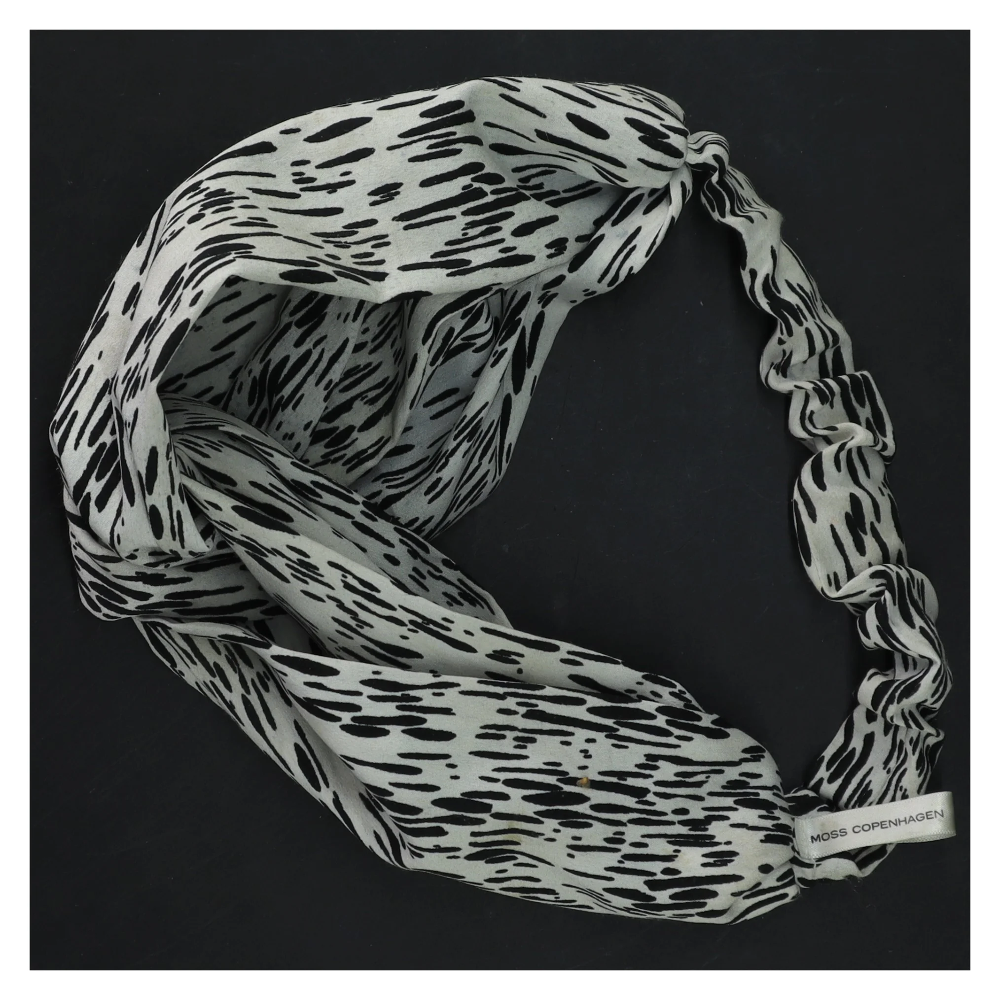 Grå og sort hårbånd fra Moss Copenhagen (str. 27 cm)