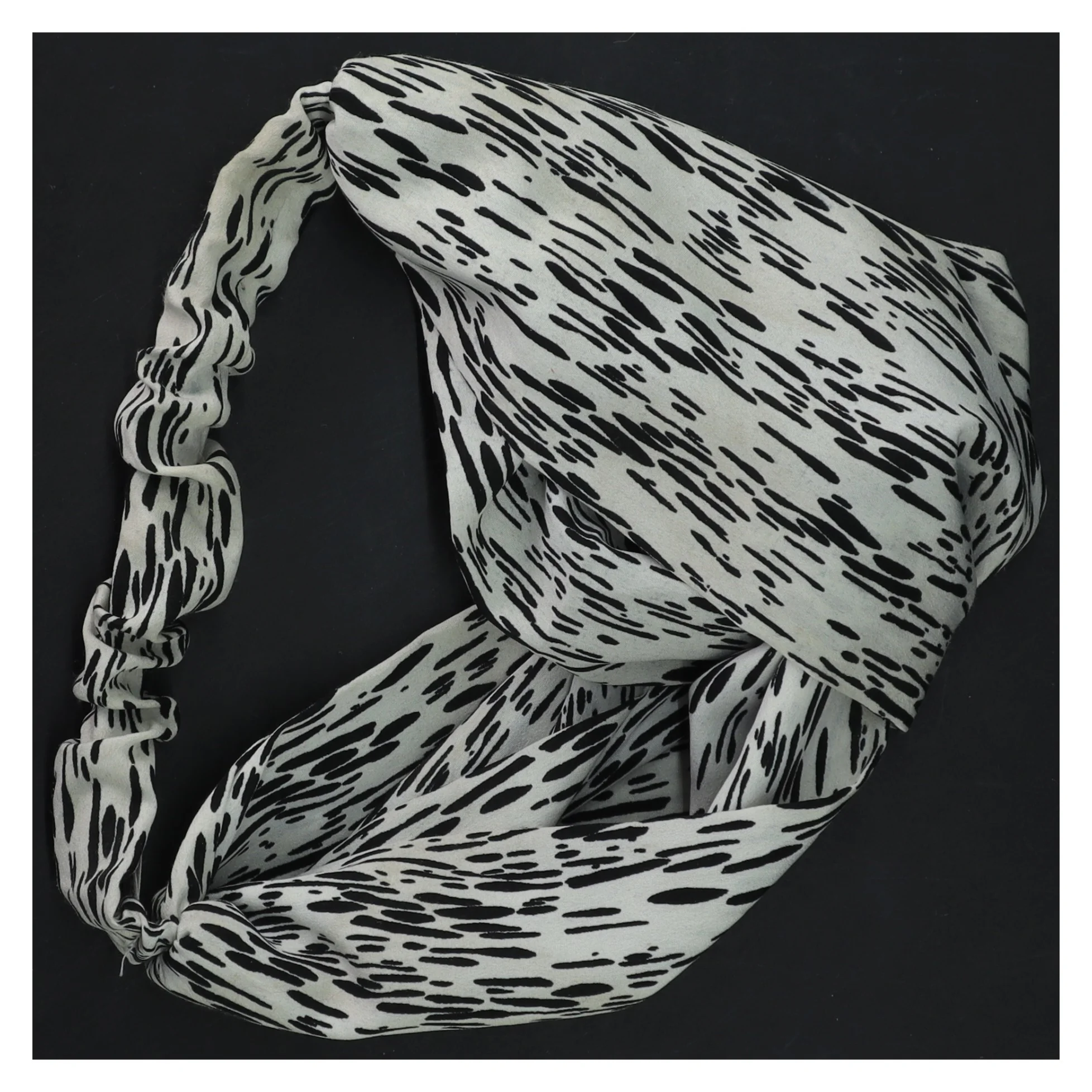 Grå og sort hårbånd fra Moss Copenhagen (str. 27 cm)