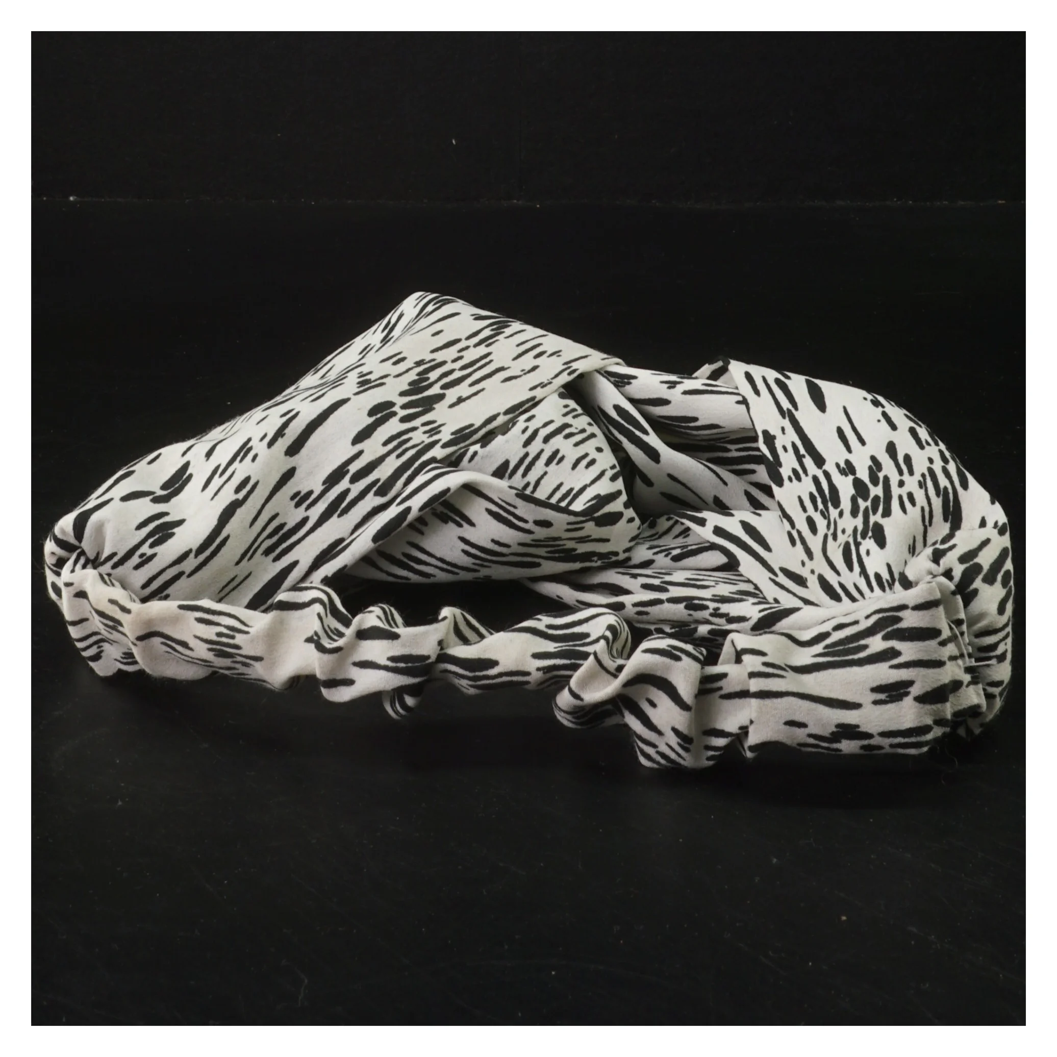 Grå og sort hårbånd fra Moss Copenhagen (str. 27 cm)