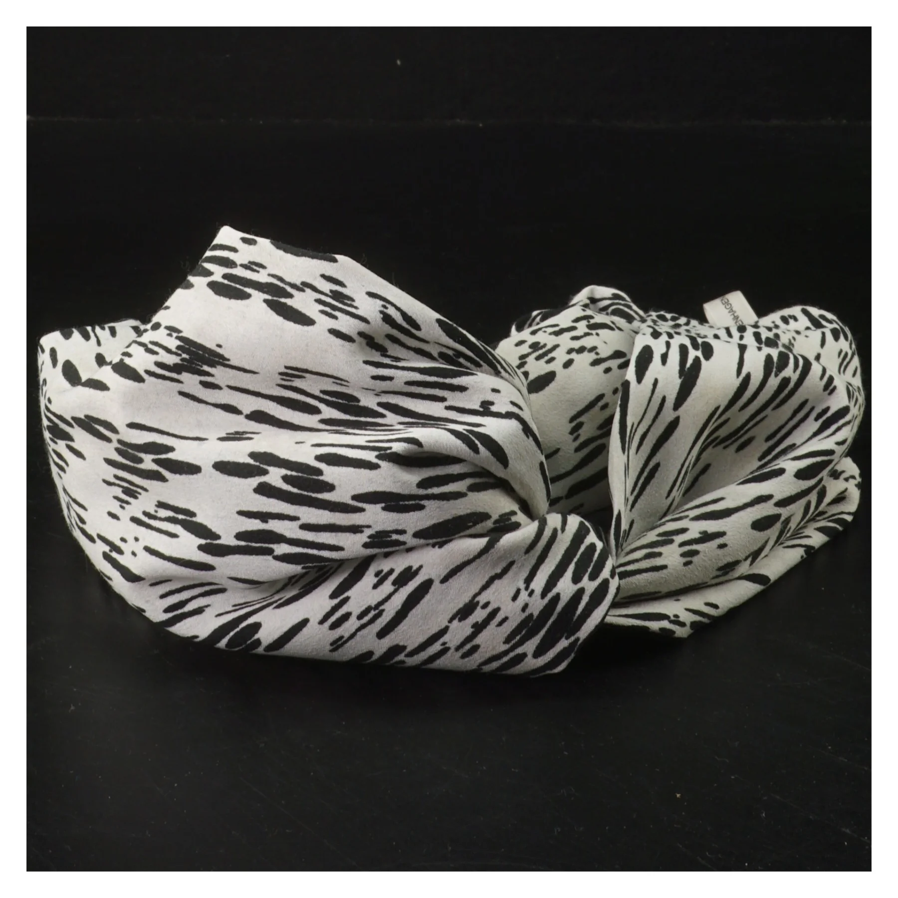 Grå og sort hårbånd fra Moss Copenhagen (str. 27 cm)