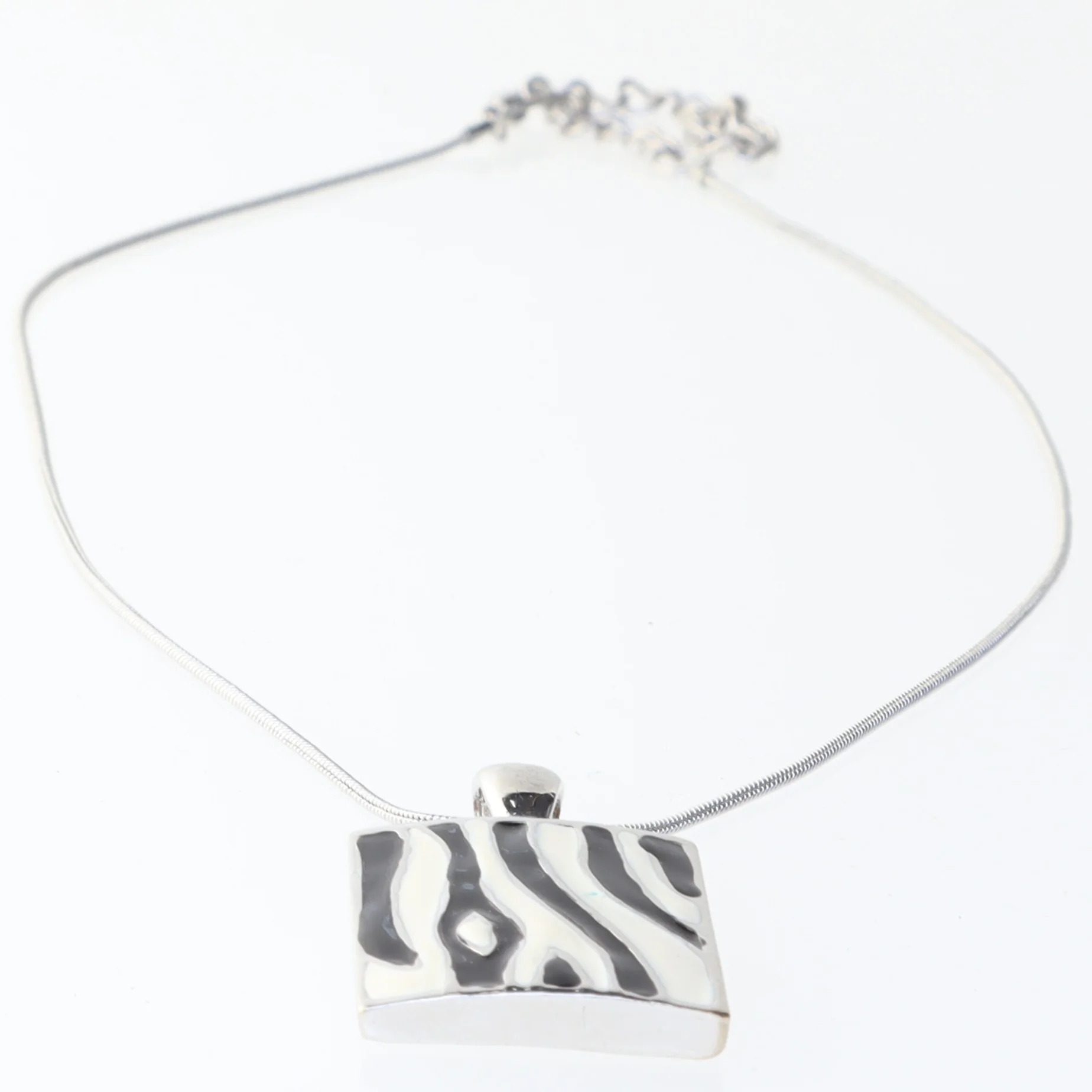 Sølv halskæde med zebra vedhæng (str. 42 cm)