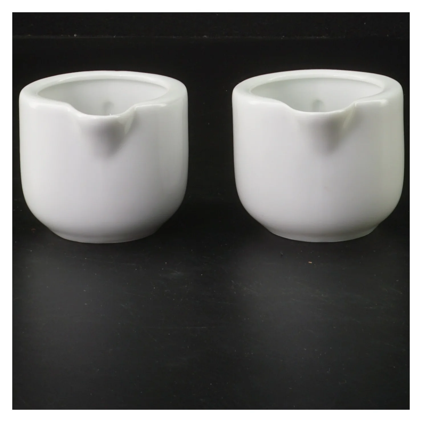 Sæt af to flødekander (str. 6 cm) fra Aida