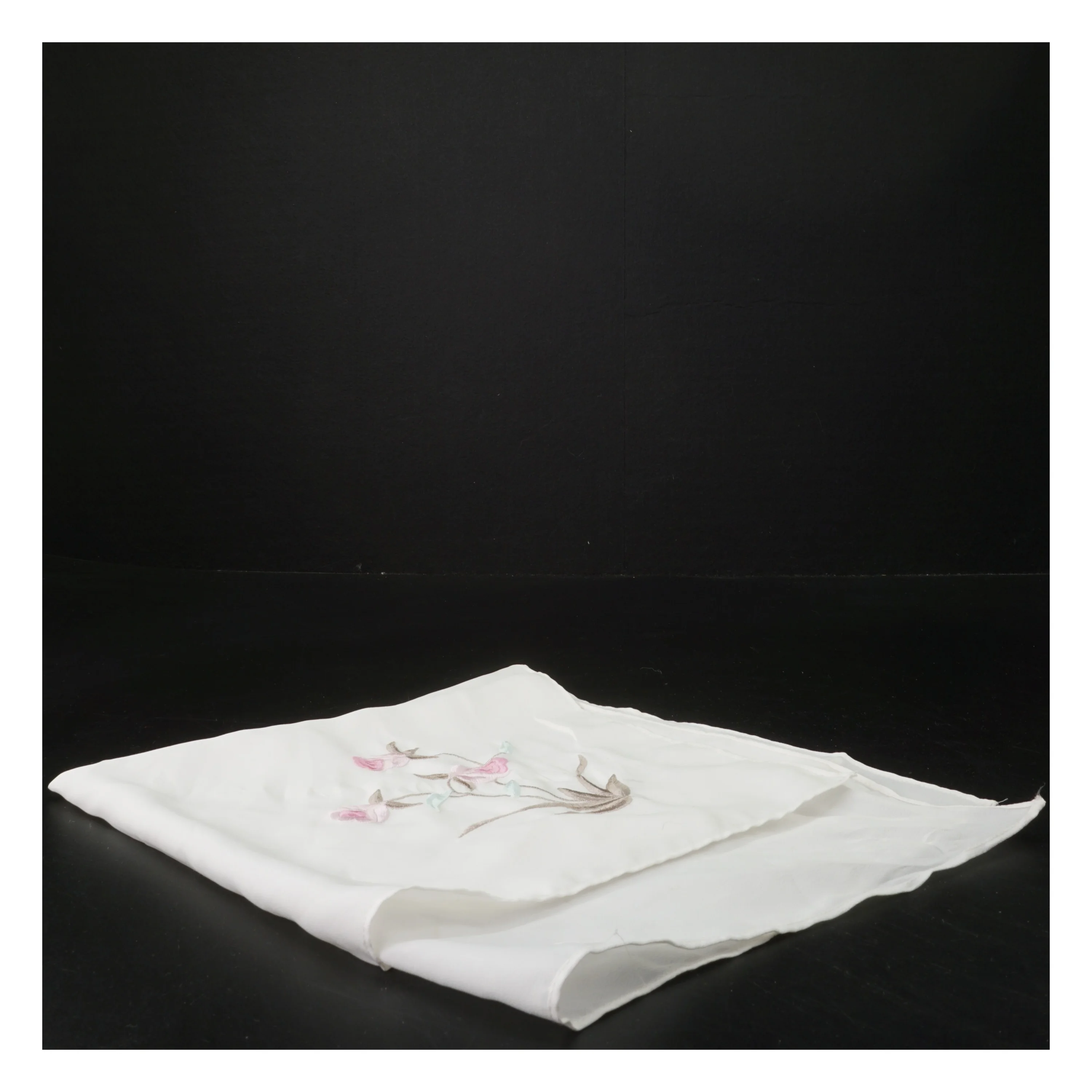 Broderet dug (str. 49x49 cm)