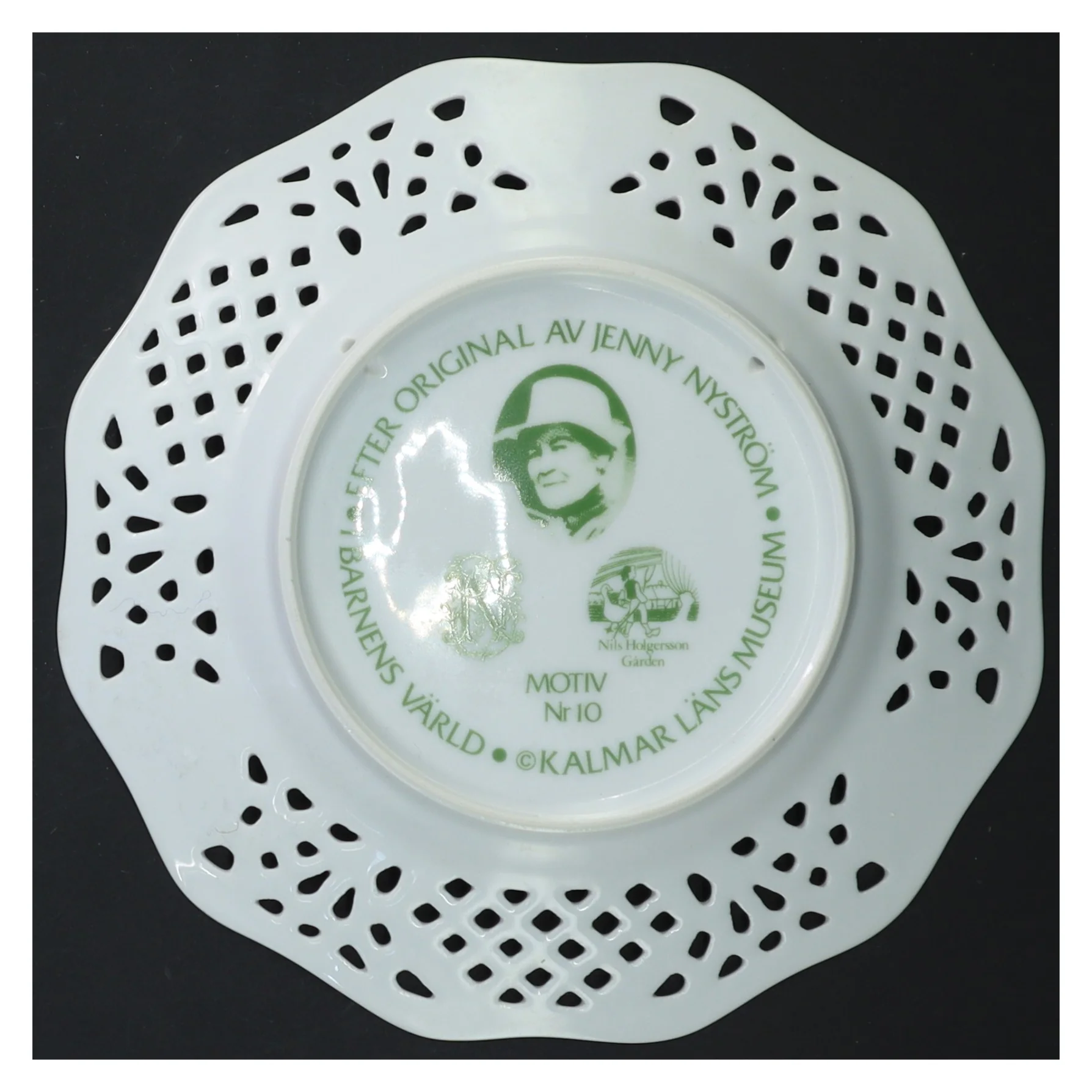 Jenny Nyström porcelænstallerken fra Kalmar Läns Museum (str. Ø 18,5 cm)