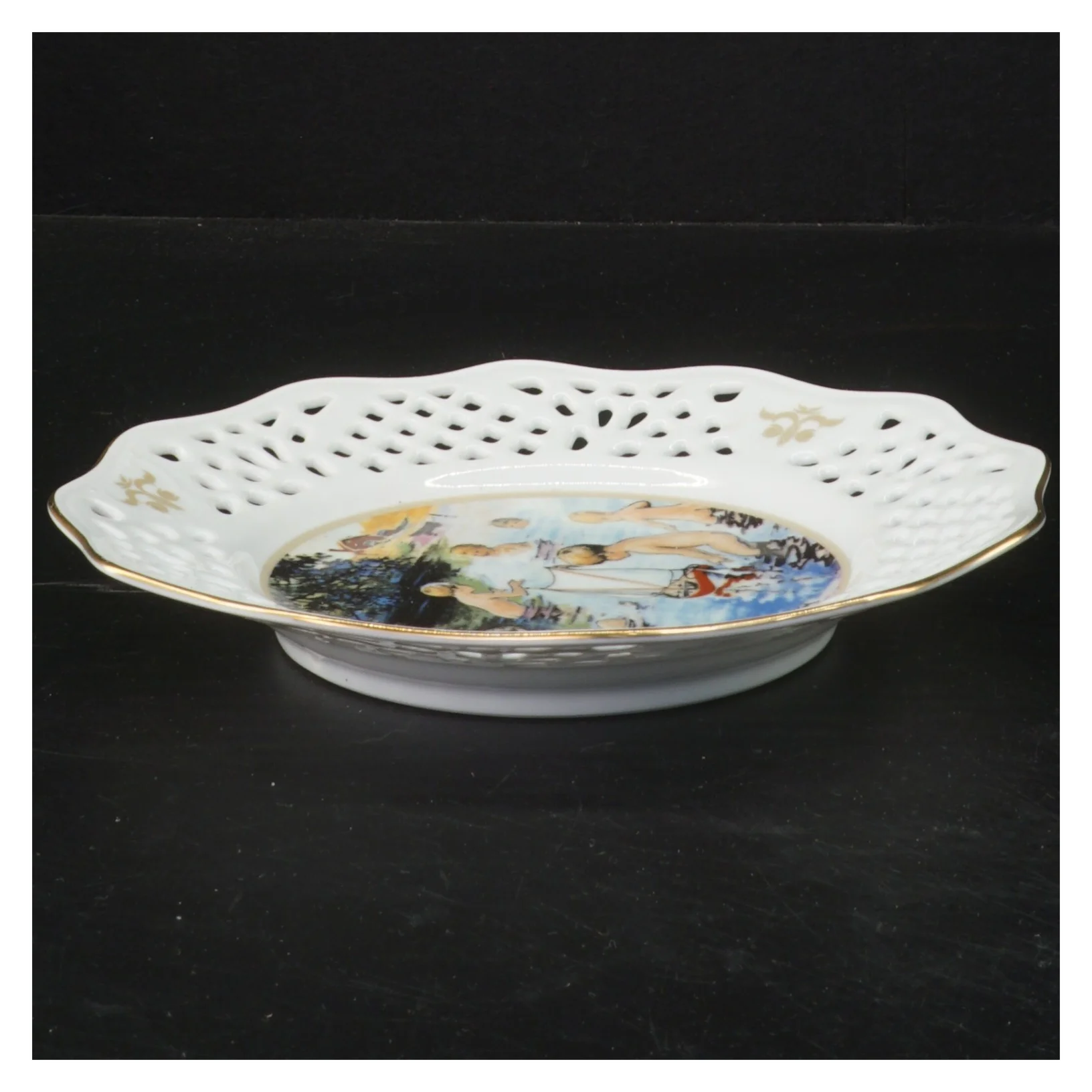 Jenny Nyström porcelænstallerken fra Kalmar Läns Museum (str. Ø 18,5 cm)