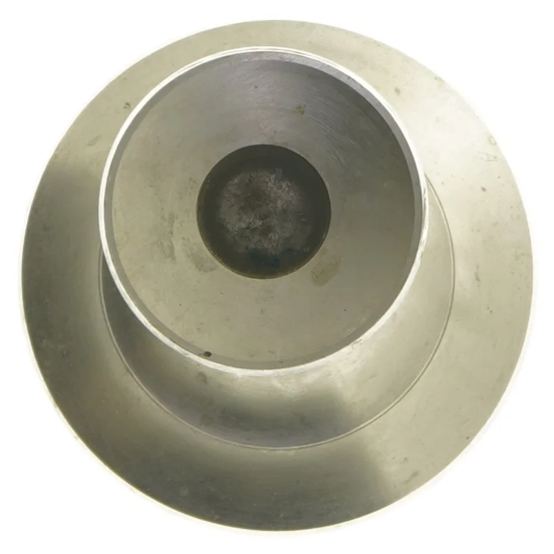 Sølvfarvet lysestage i metal (str. 20 cm)