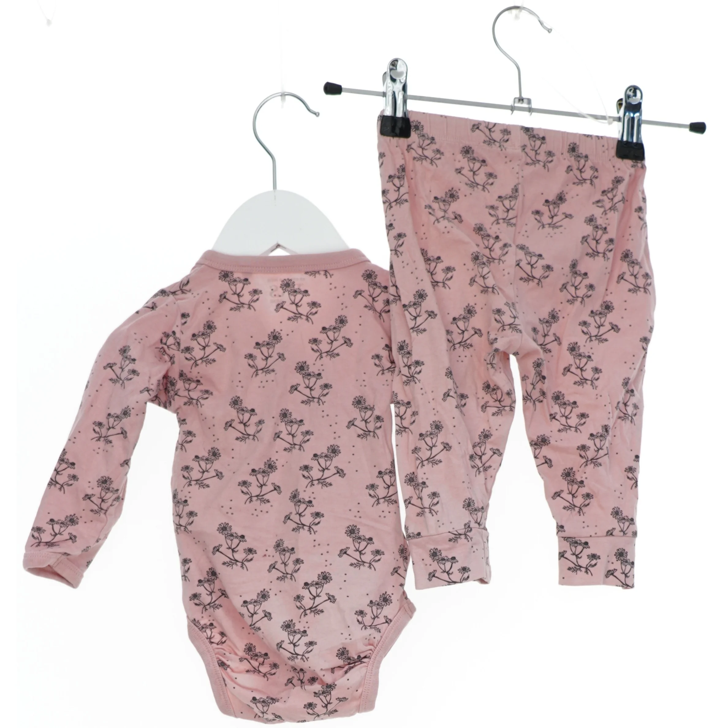 Lyserødt blomsterprint baby sæt fra VRS (str. 68)