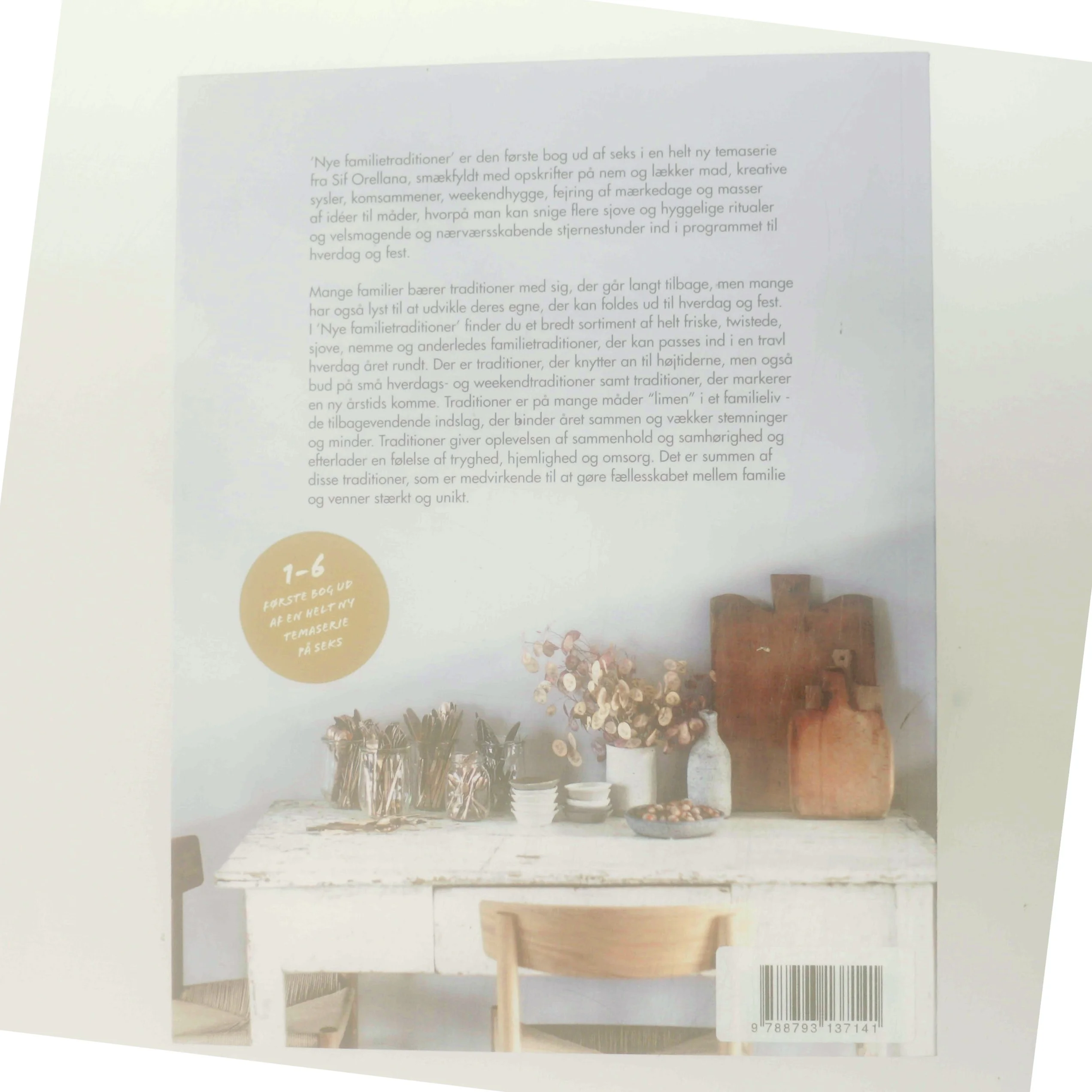Nye familietraditioner : nye velsmagende, kreative og nærværsskabende familietraditioner, der kan passes ind i en travl hverdag året rundt af Sif Orellana (Bog)