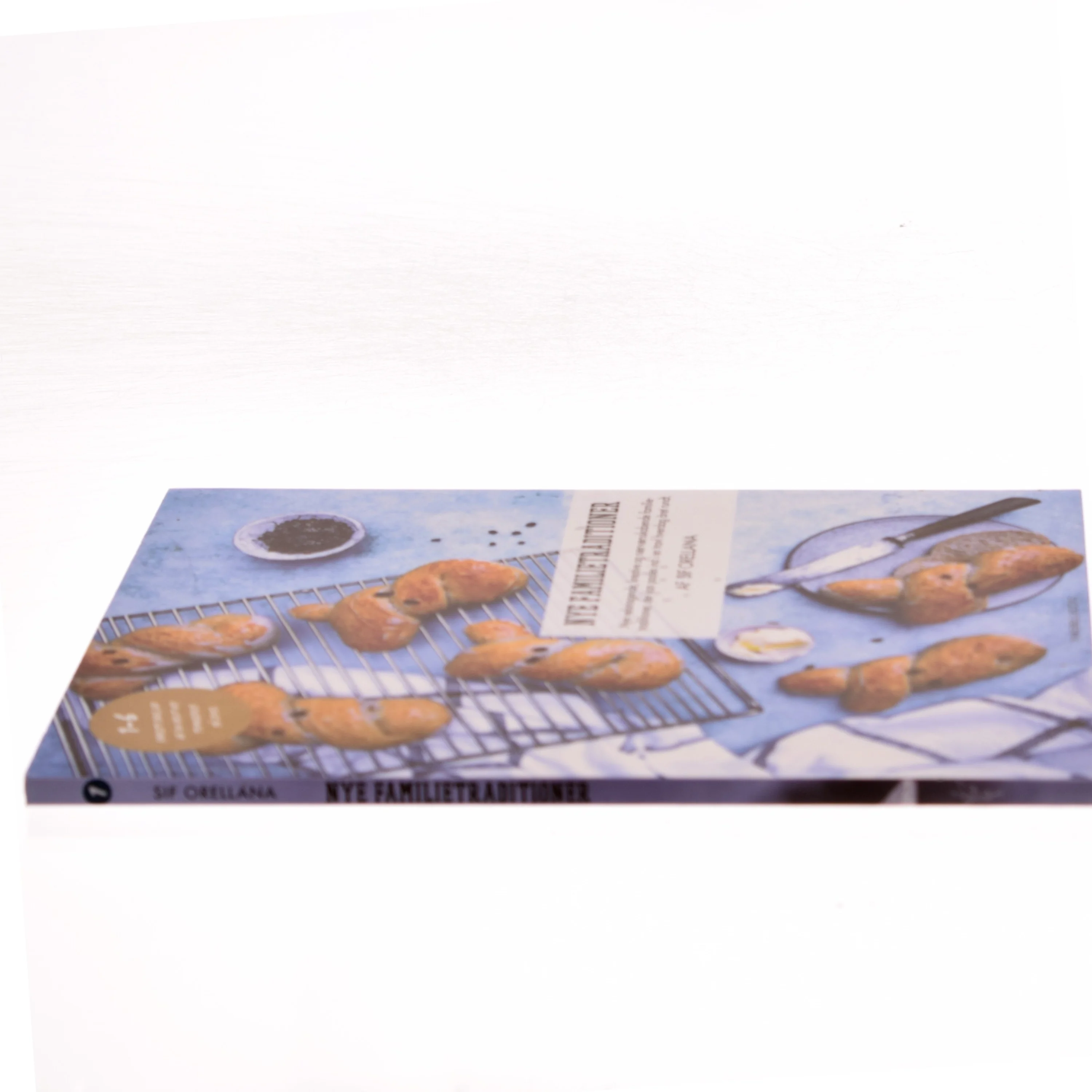 Nye familietraditioner : nye velsmagende, kreative og nærværsskabende familietraditioner, der kan passes ind i en travl hverdag året rundt af Sif Orellana (Bog)