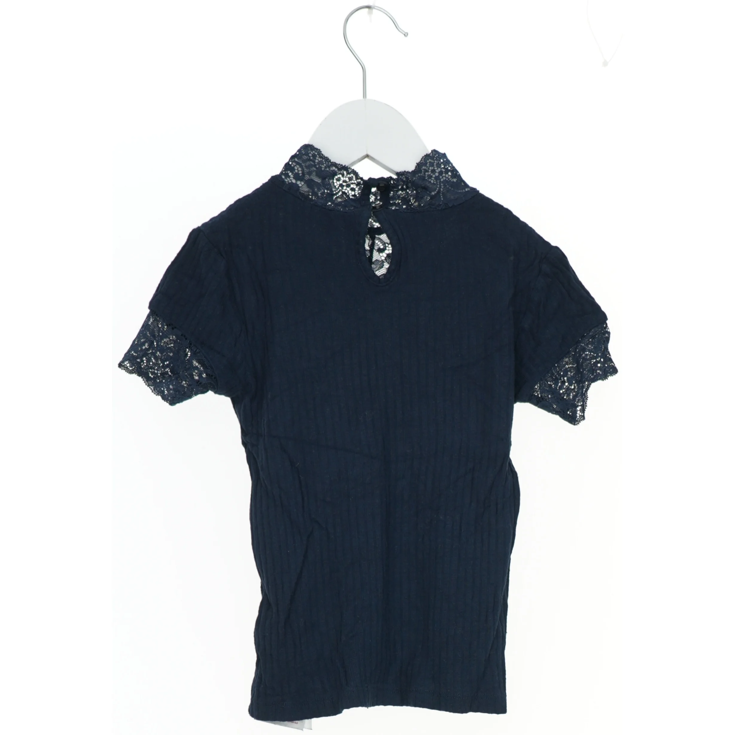 Kortærmet blondebluse fra Name It (str. 110)