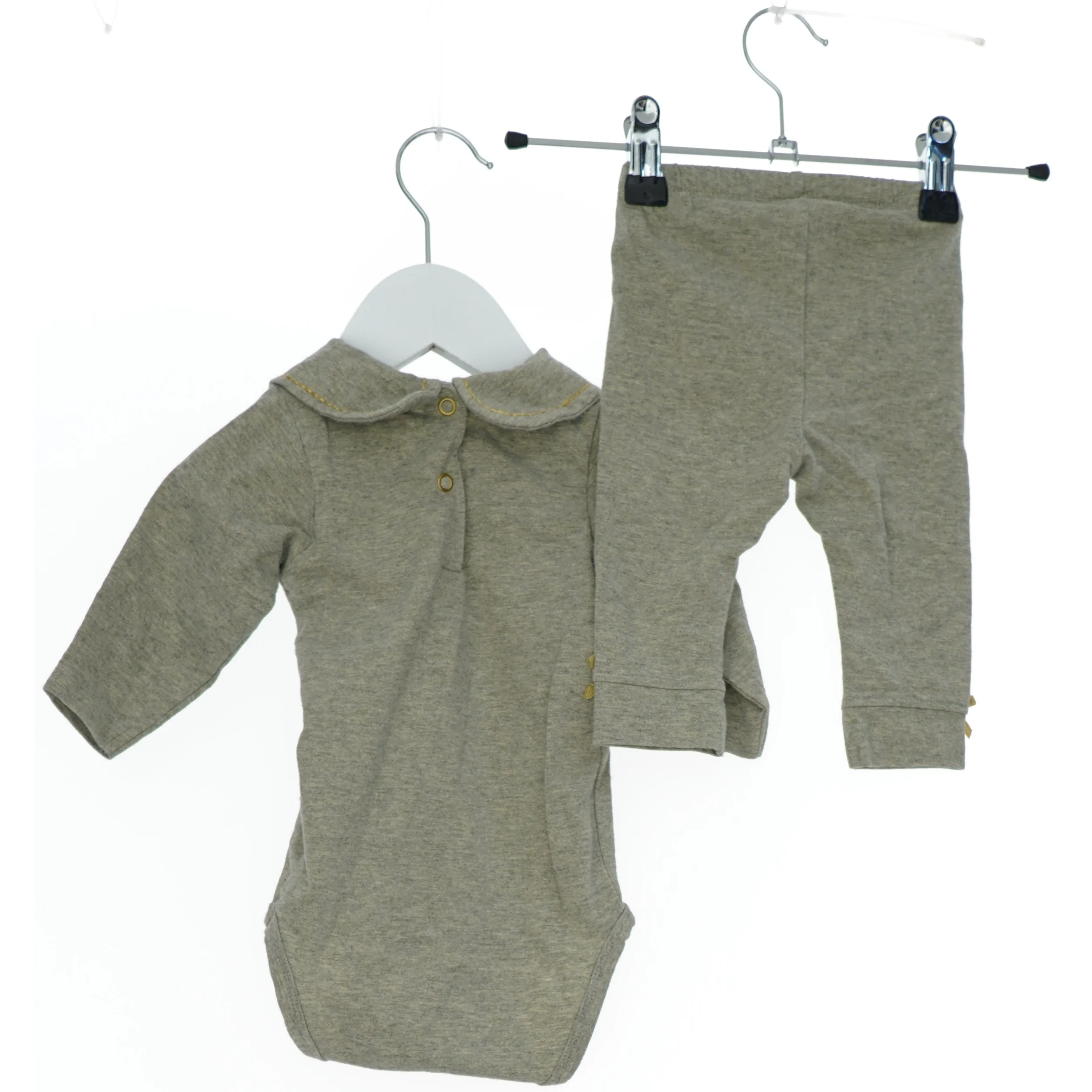 Grå body og bukser fra Name It (str. 62)