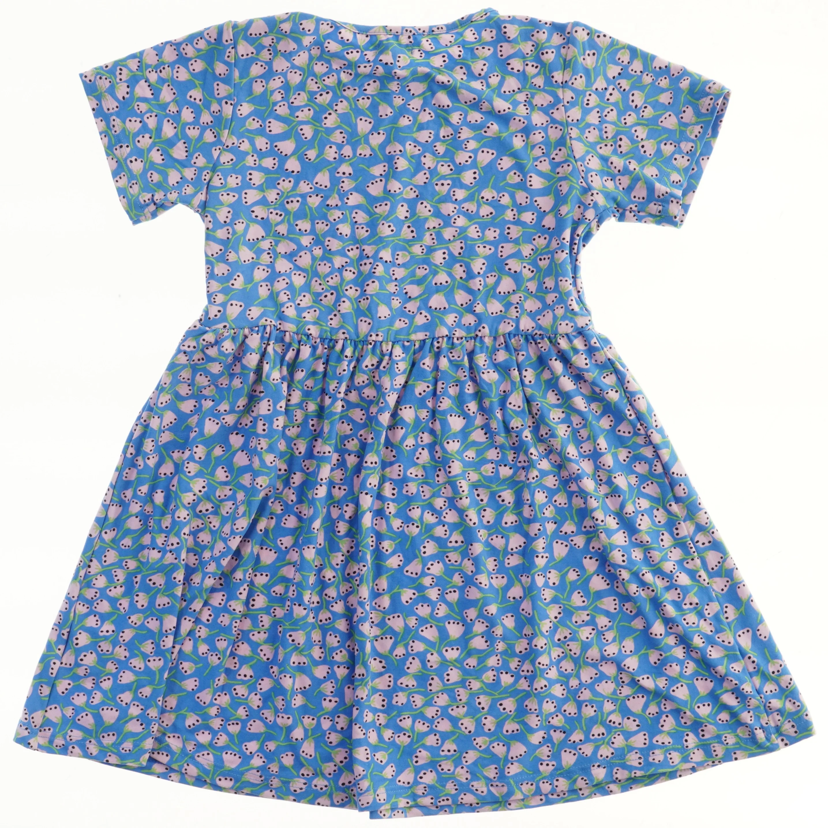 Blå kjole med blomsterprint fra LIBERTÉ Essentiel (str. 110)