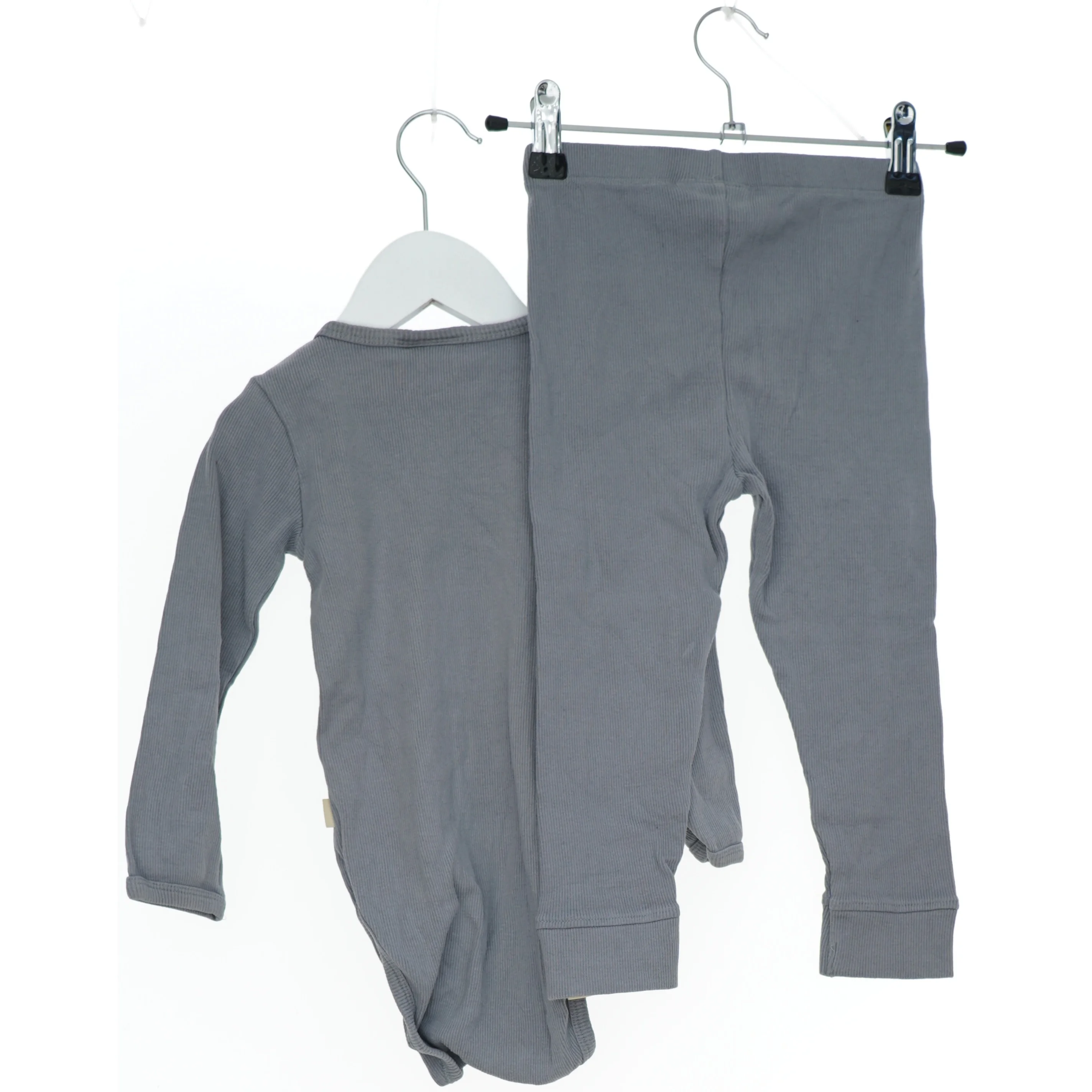 Gråt sæt med bodystocking og bukser fra Petit (str. 92)