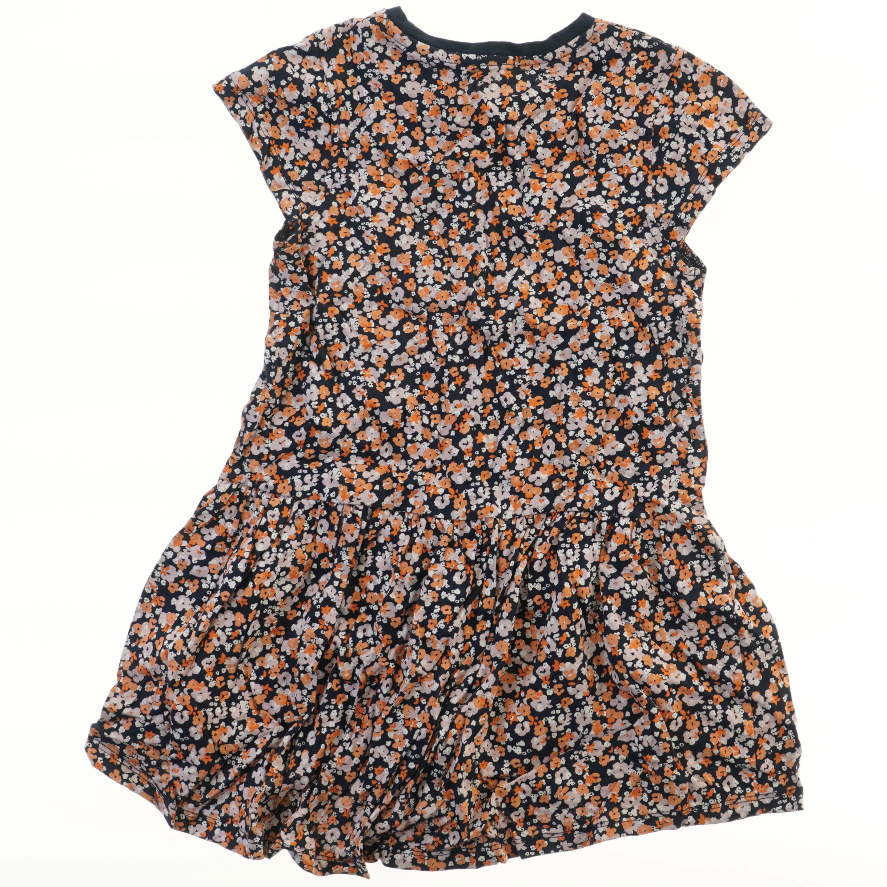 Blomstret kjole fra Basic needs (str. 122)