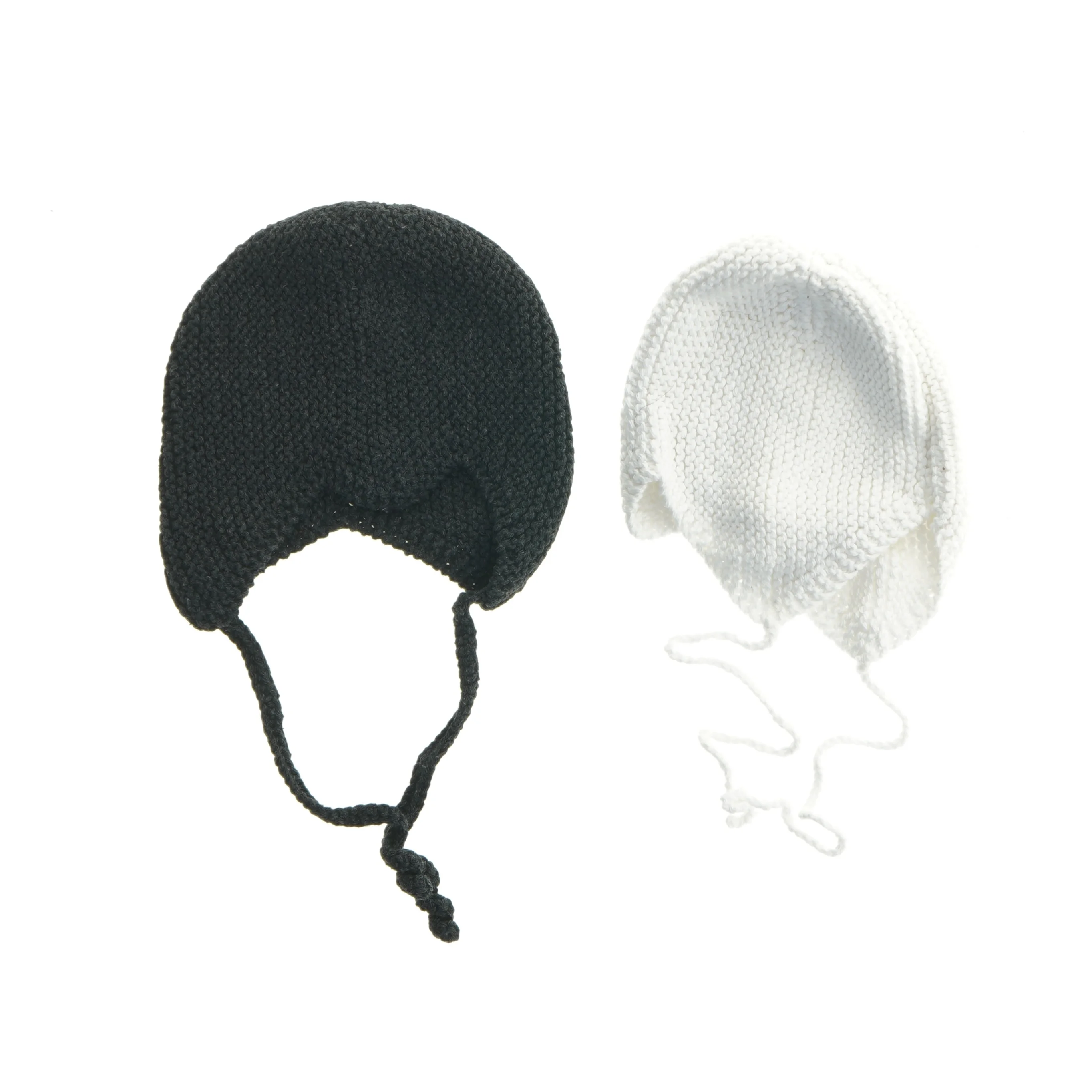 Strikkede babyhuer i sort og hvid fra Mama Aisha (str. 15. og 13. cm)