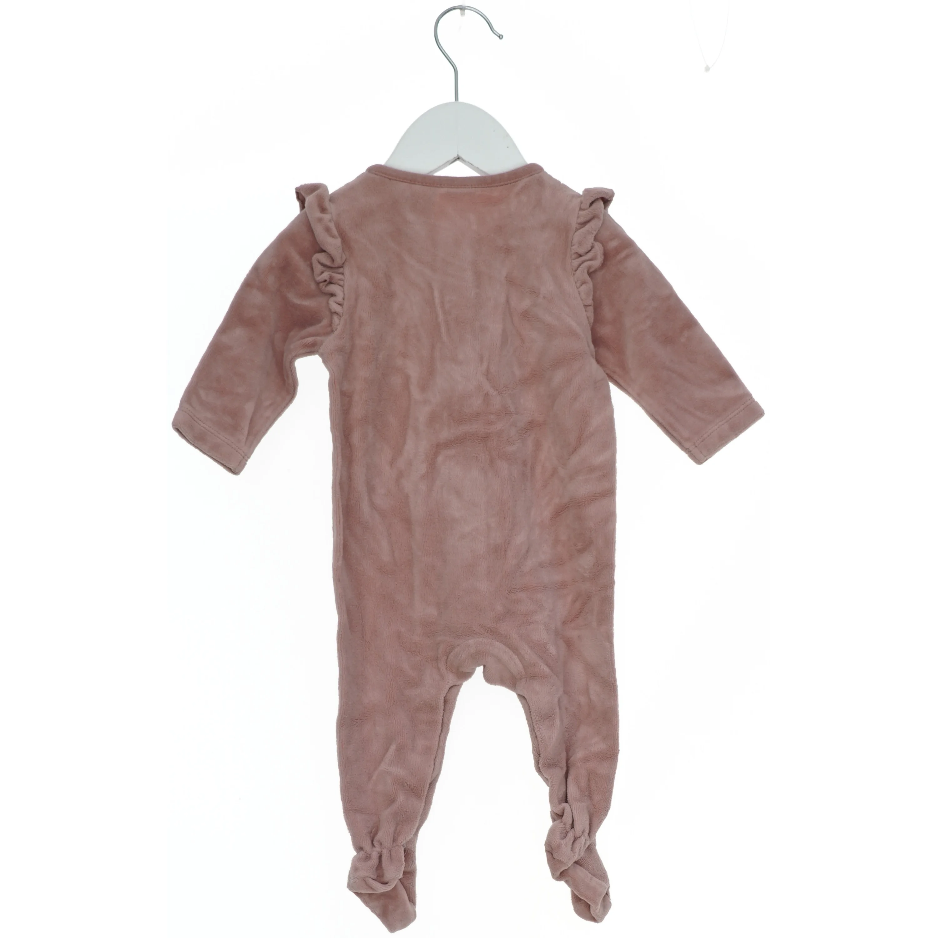 Blød sparkedragt med flæsedetaljer fra H&M (str. 62)