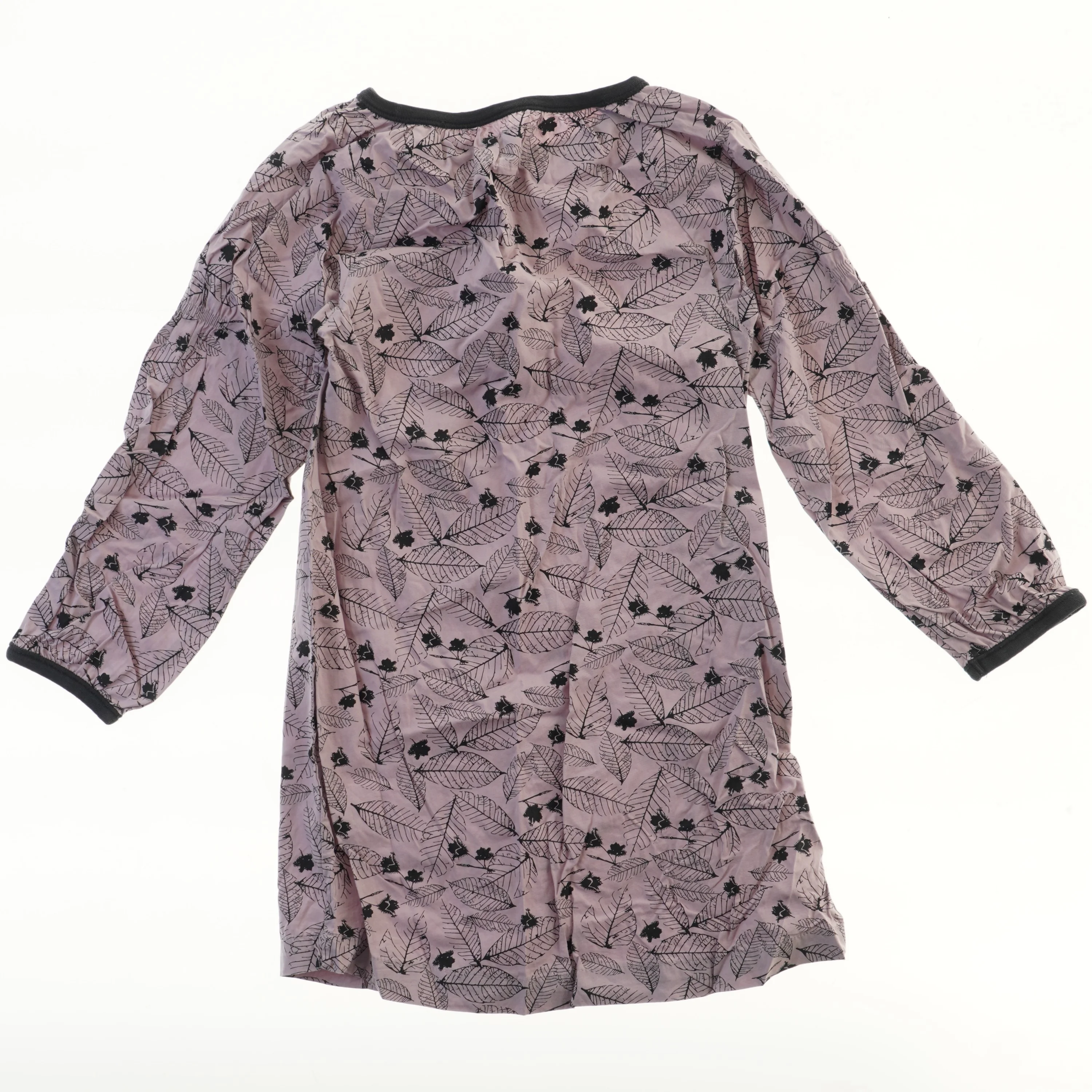 Langærmet kjole med bladmønster fra Phister & Philina (str. 122)