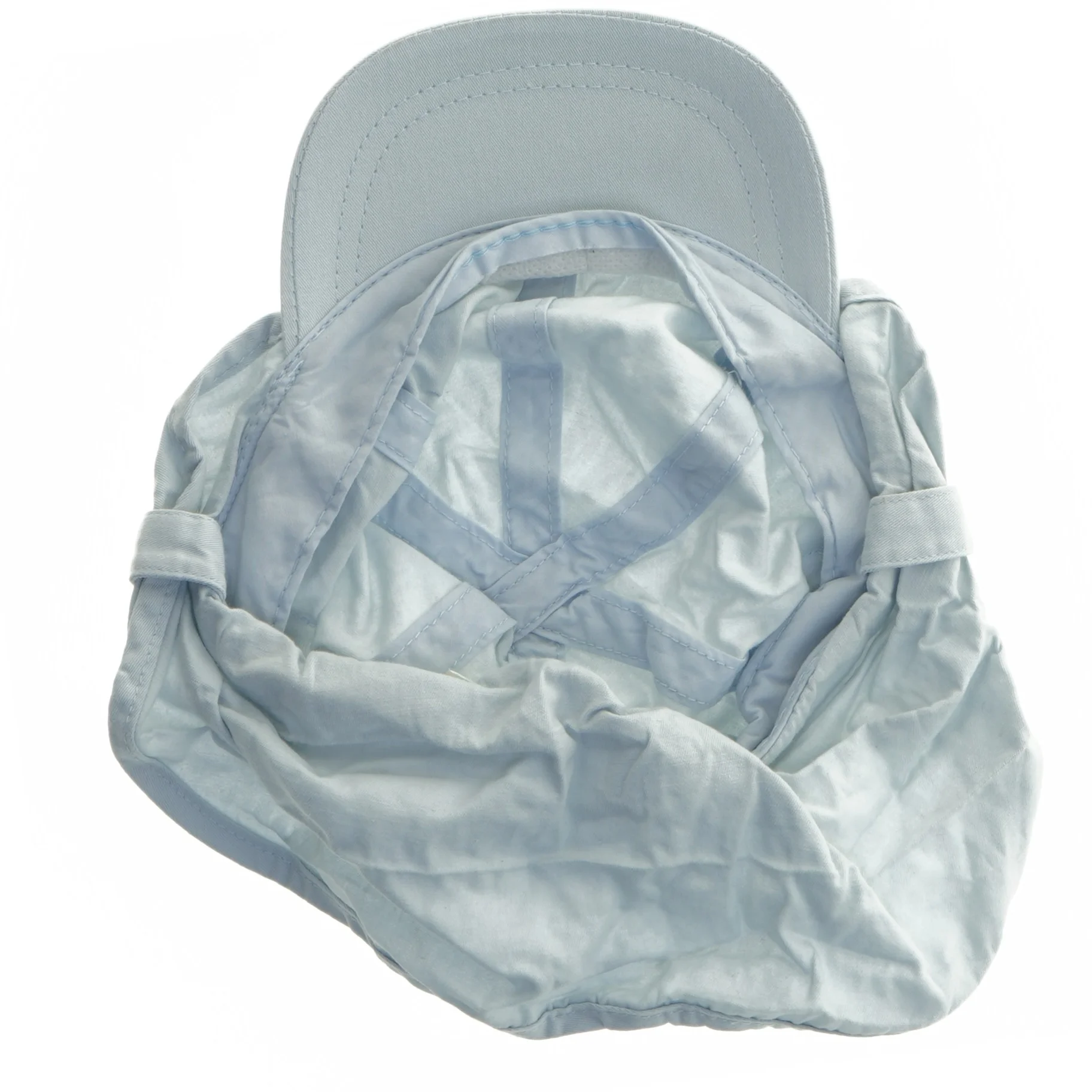 Lyseblå hat med nakkesolbeskyttelse fra Nordic Label (str. Ø 16 cm)
