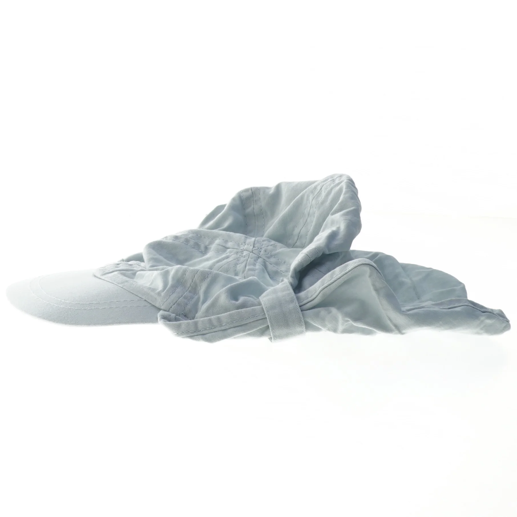 Lyseblå hat med nakkesolbeskyttelse fra Nordic Label (str. Ø 16 cm)