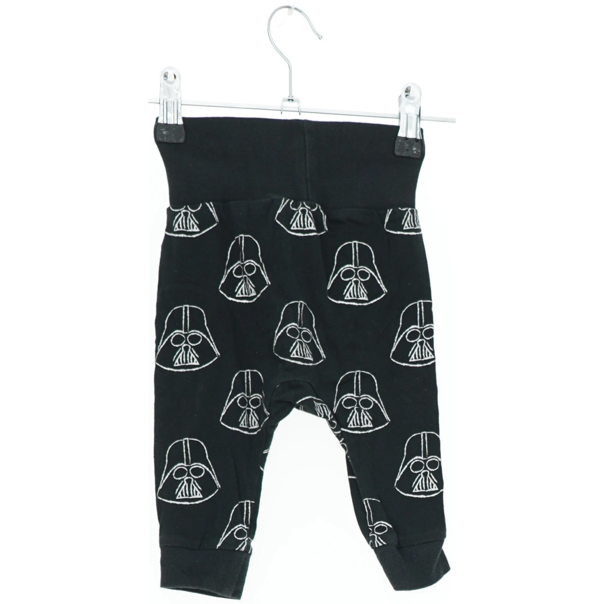 Sort babybukser med Darth Vader motiv fra H&M (str. 68)
