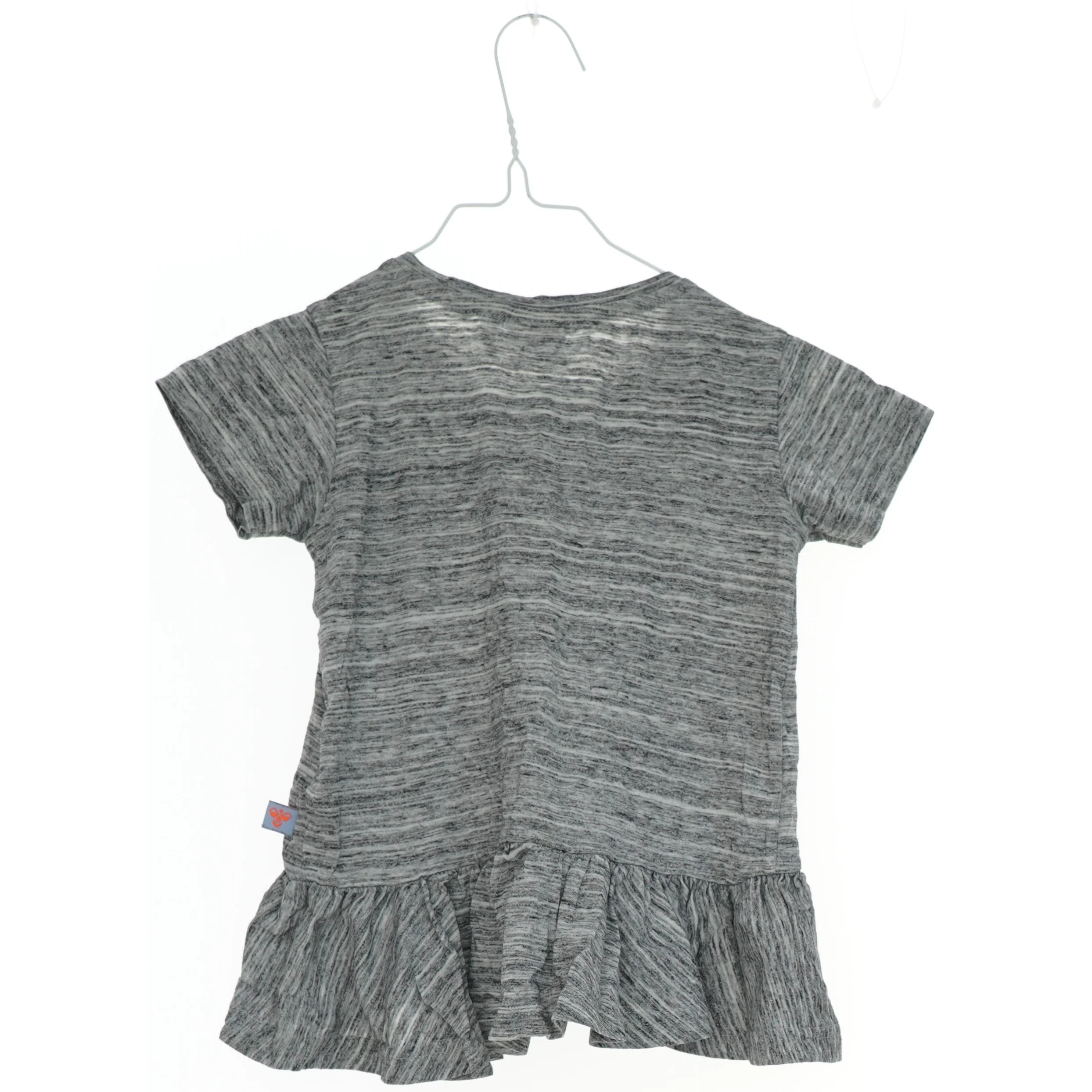 Grå kortærmet T-shirt med flæsedetalje fra Hummel (str. 110)