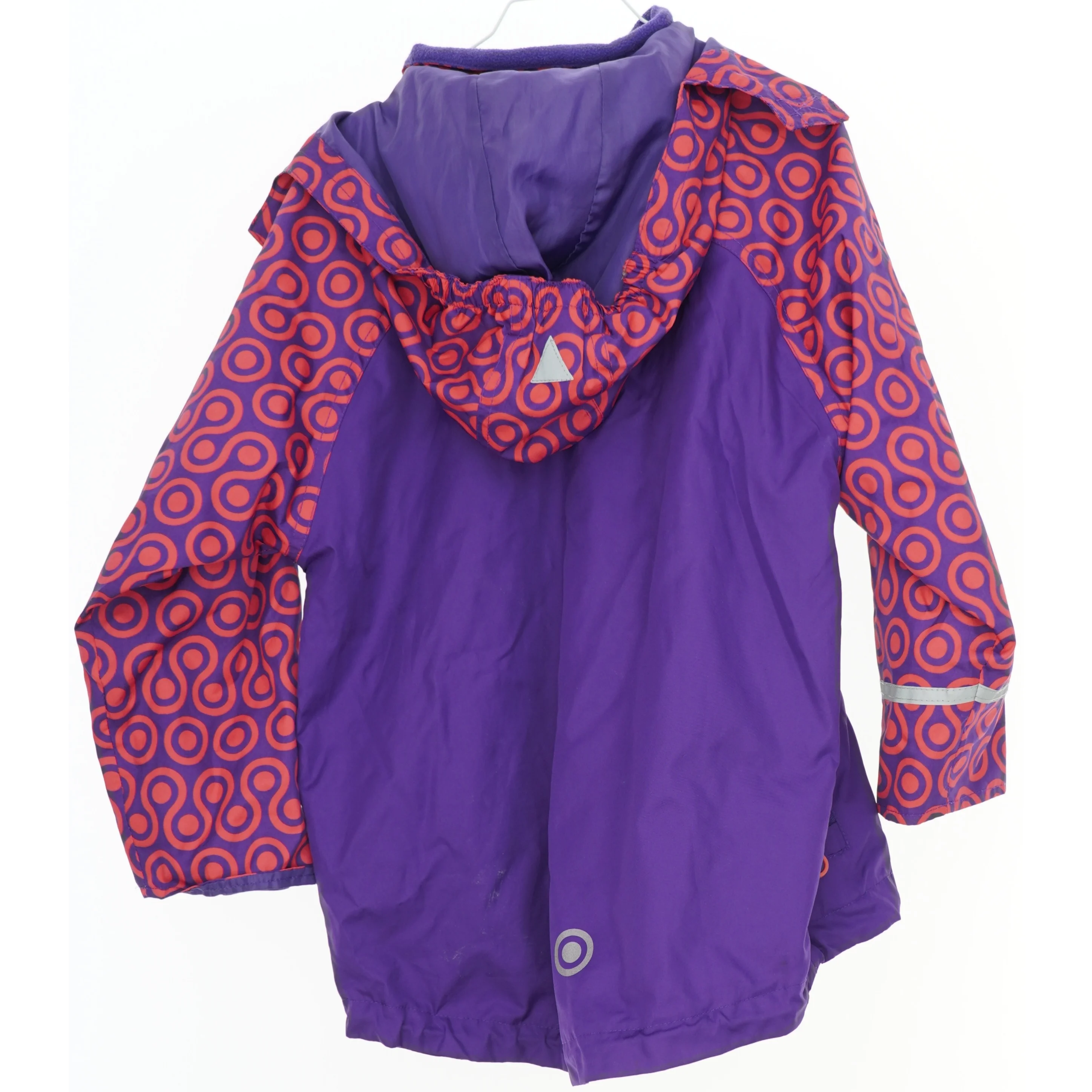 Regnjakke i lilla og mønstrede ærmer fra Caretec (str. 116)