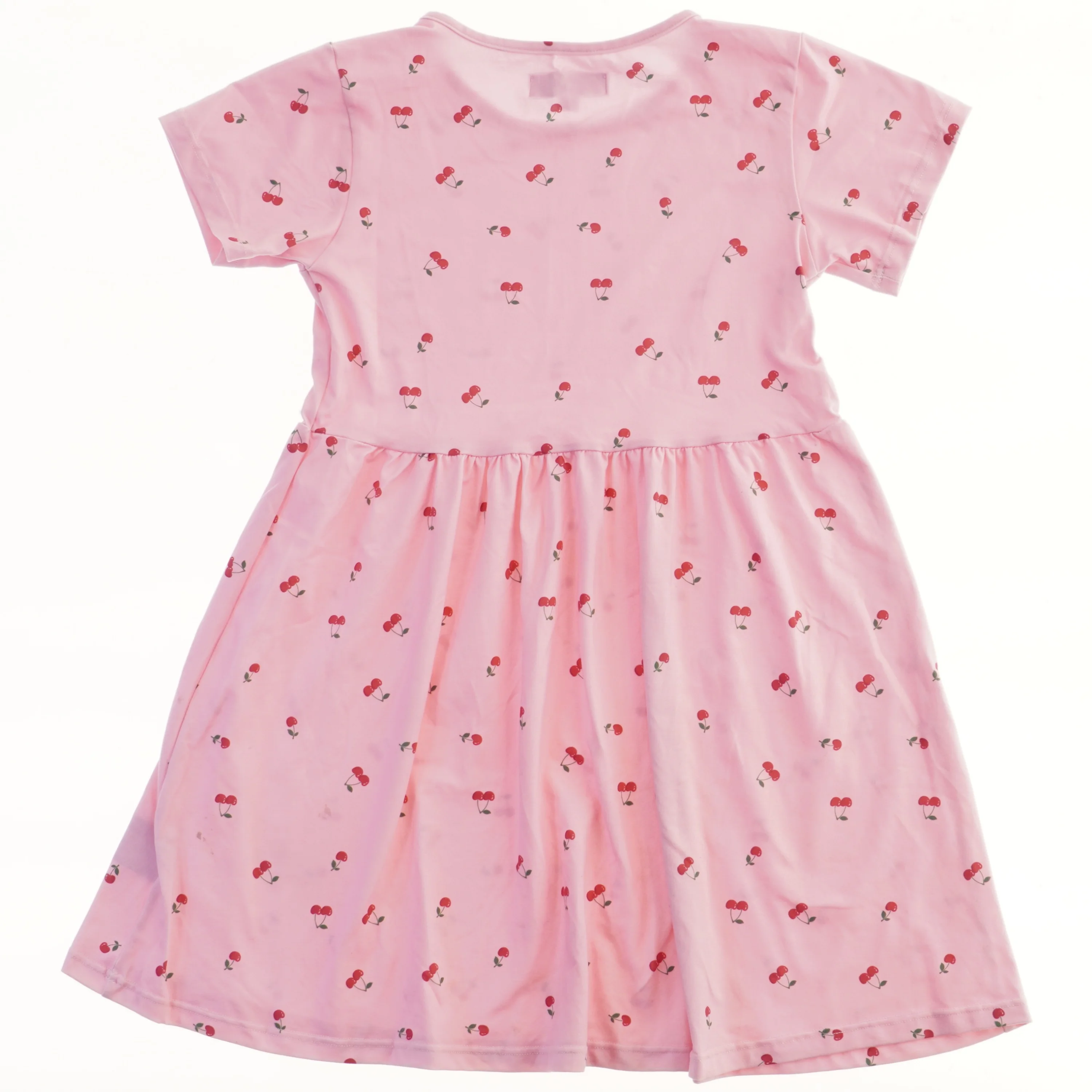 Lyserød kjole med kirsebærmønster fra LIBERTÉ Ami (str. 110)