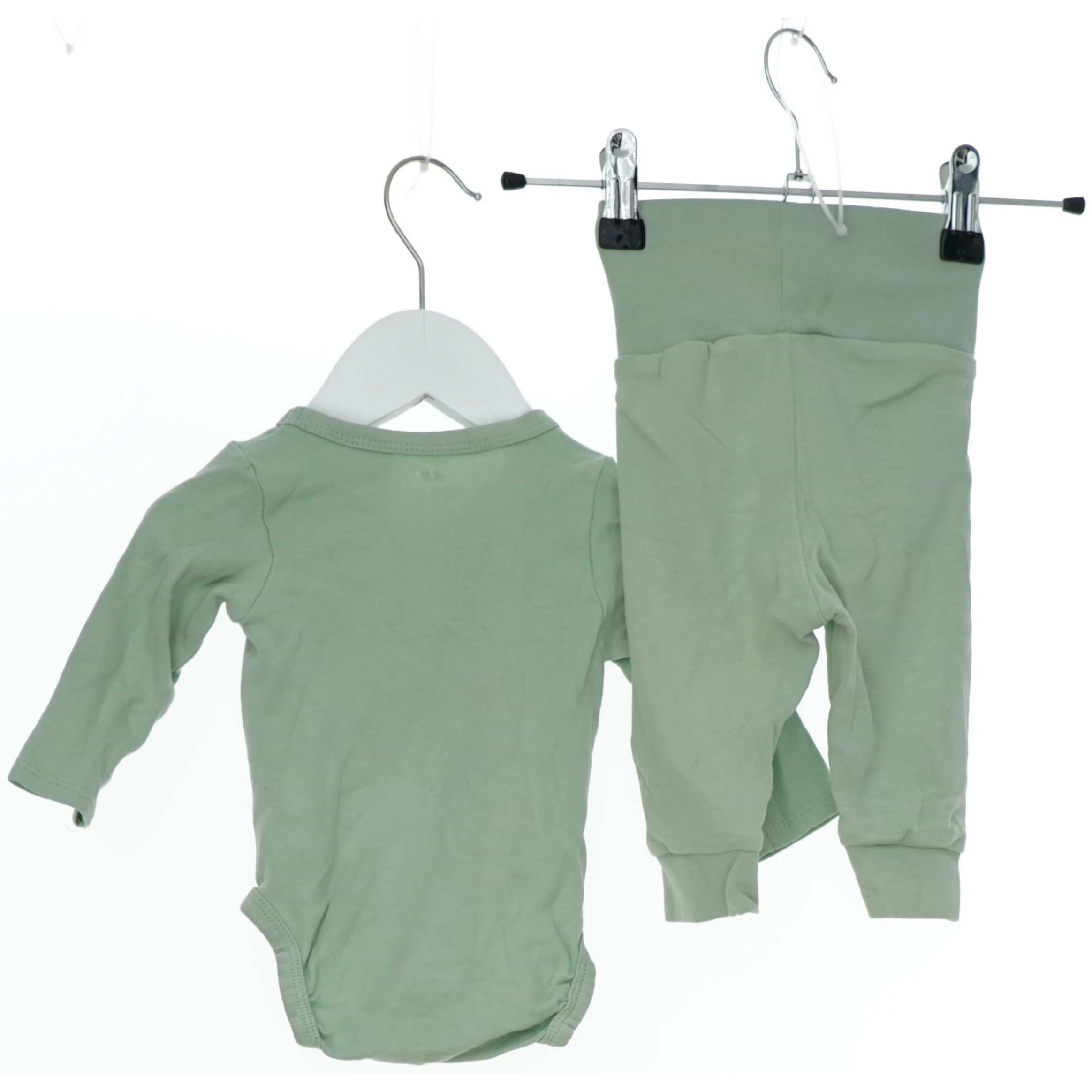 Grønt babysæt med bodystocking og bukser fra H&M (str. 62)