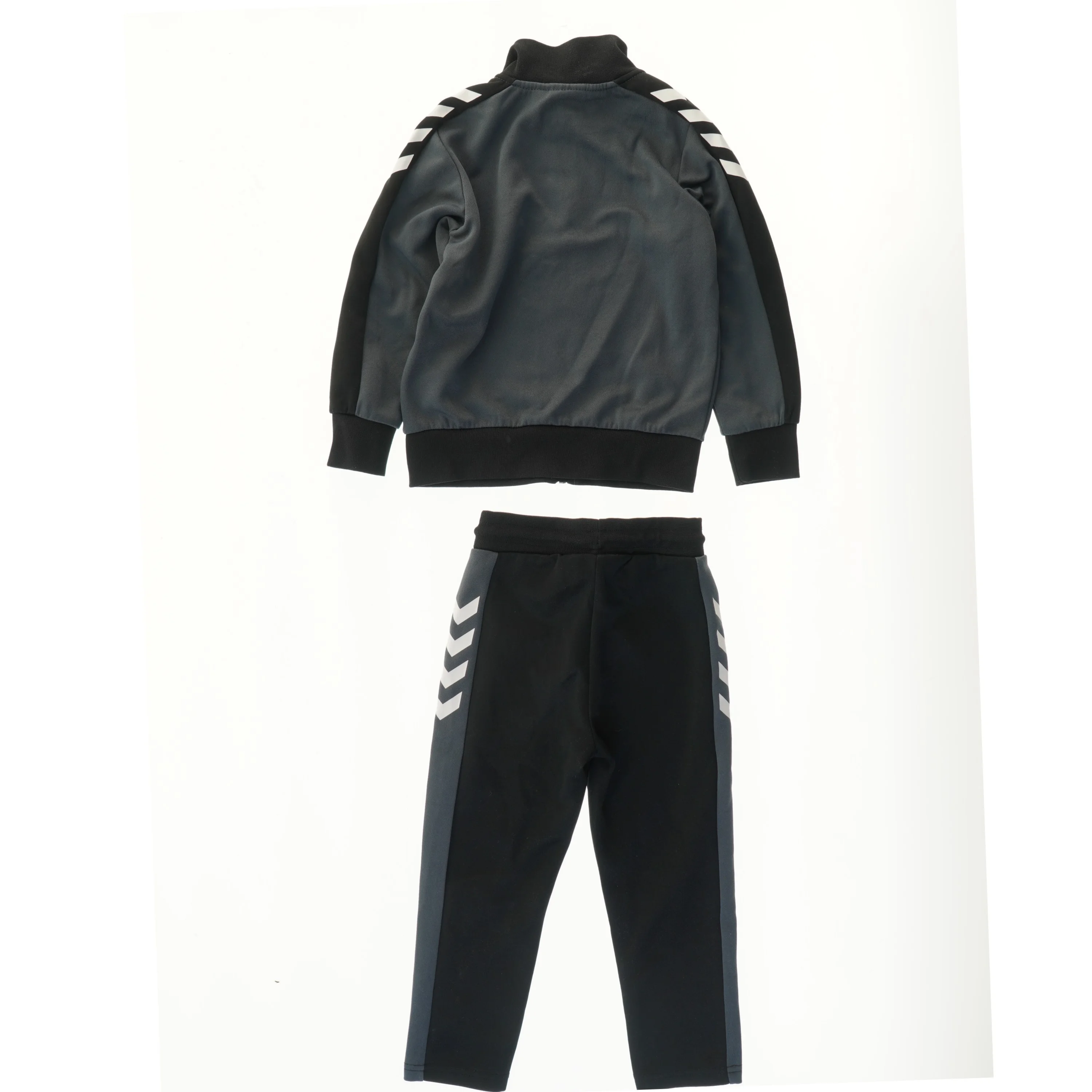 Træningssæt med jakke og bukser fra Hummel (str. 104)