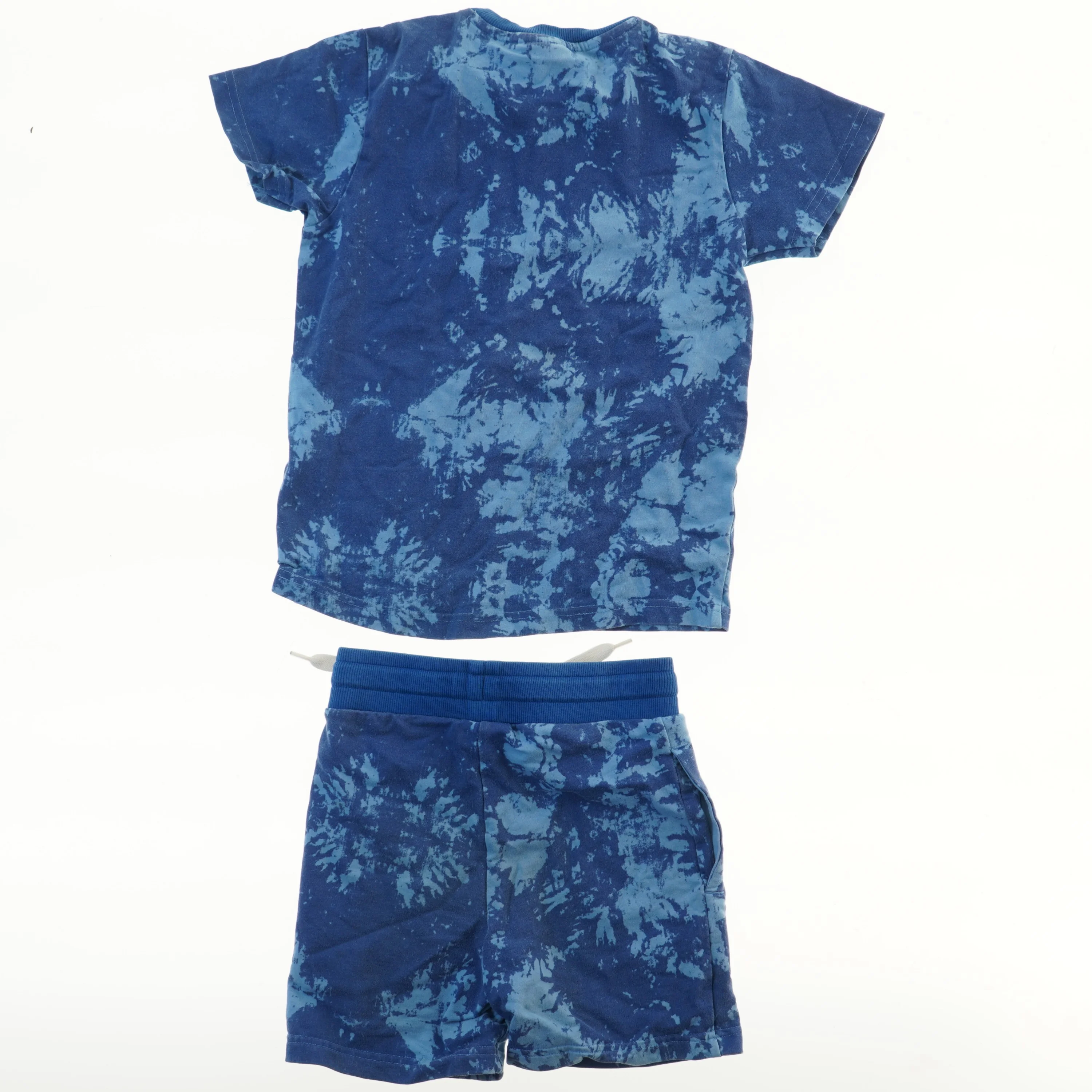 Blå tie-dye T-shirt og shorts sæt fra Hummel (str. 116)