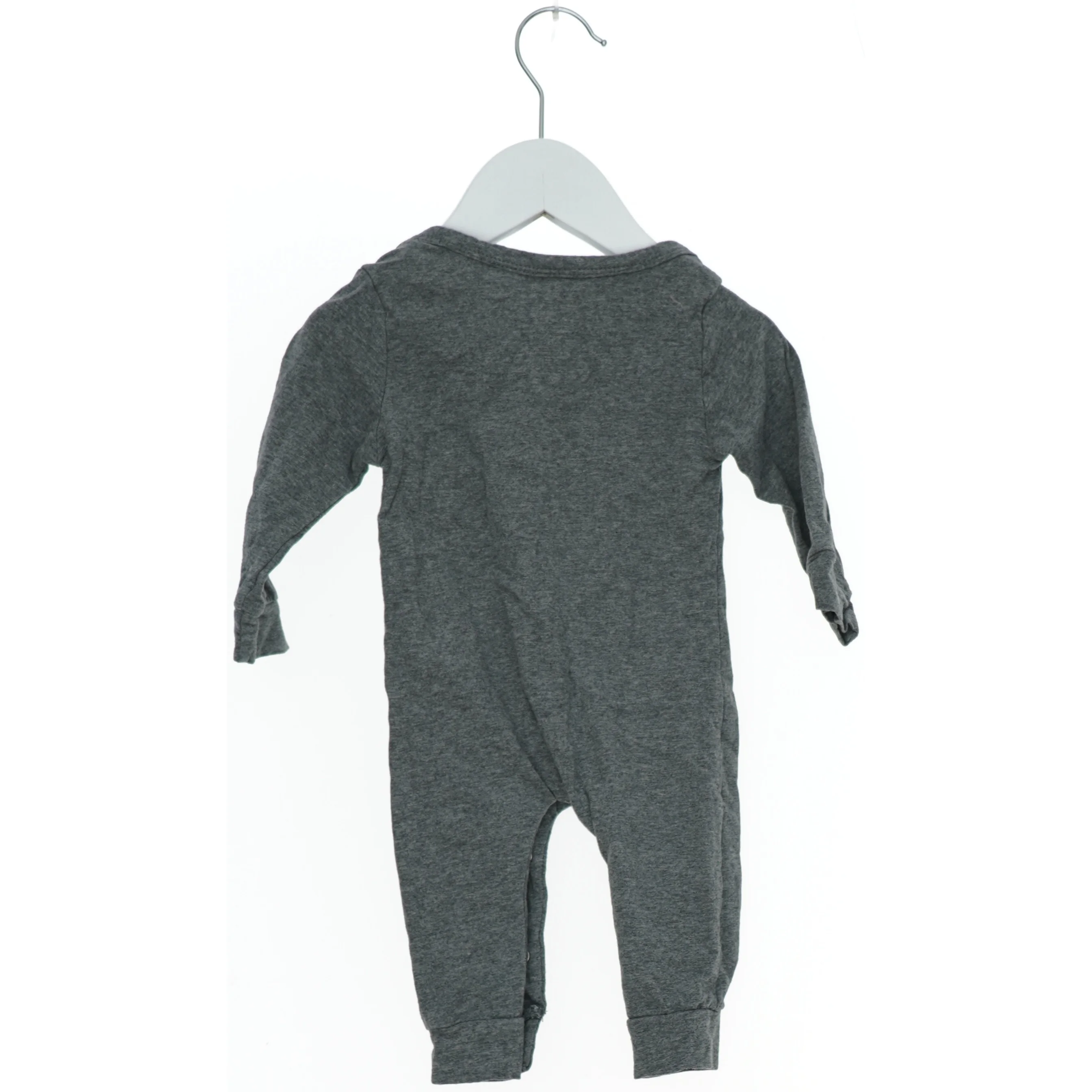 Grå heldragt med tekst (str. 74)