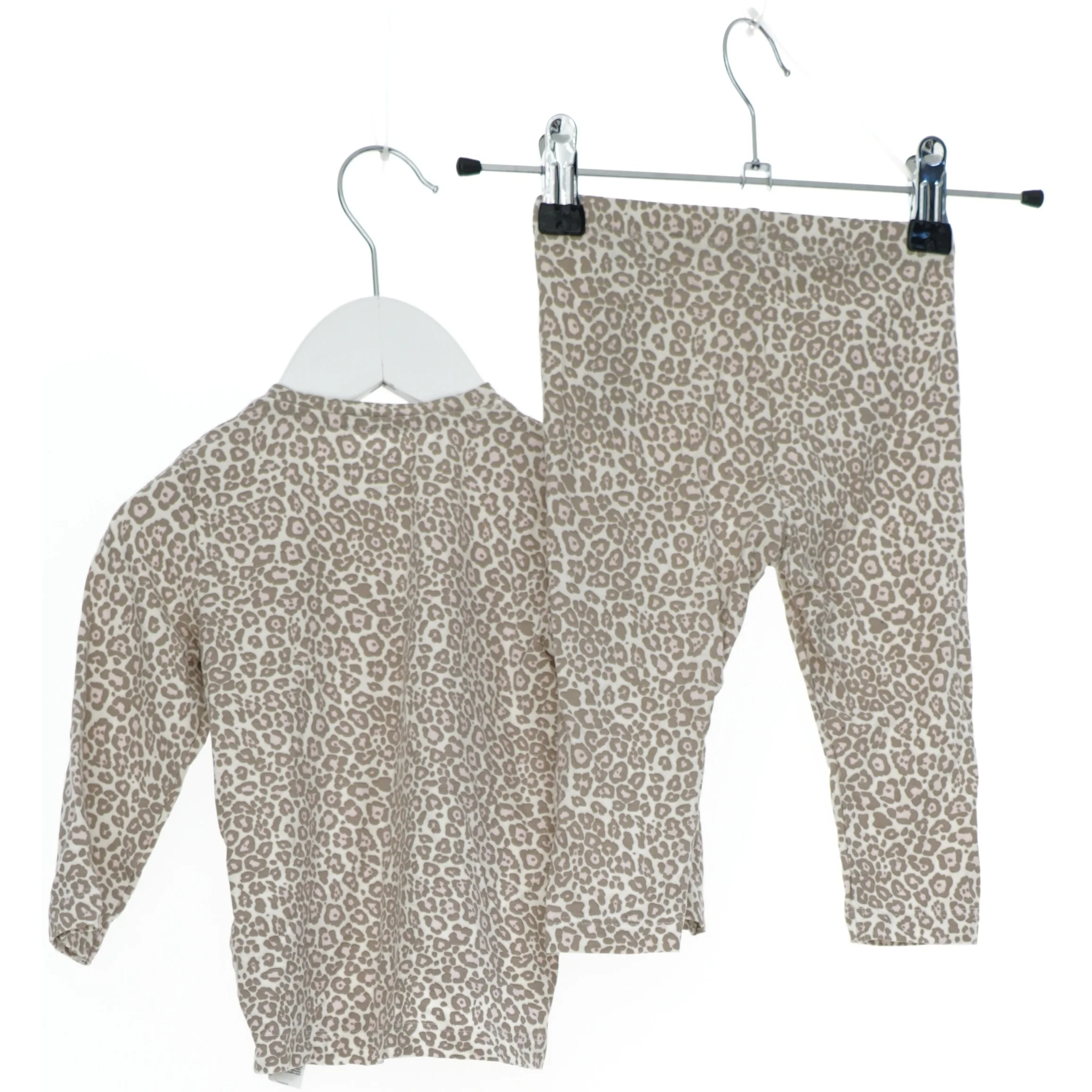 Leopard mønstret sæt til børn fra Name It (str. 74)